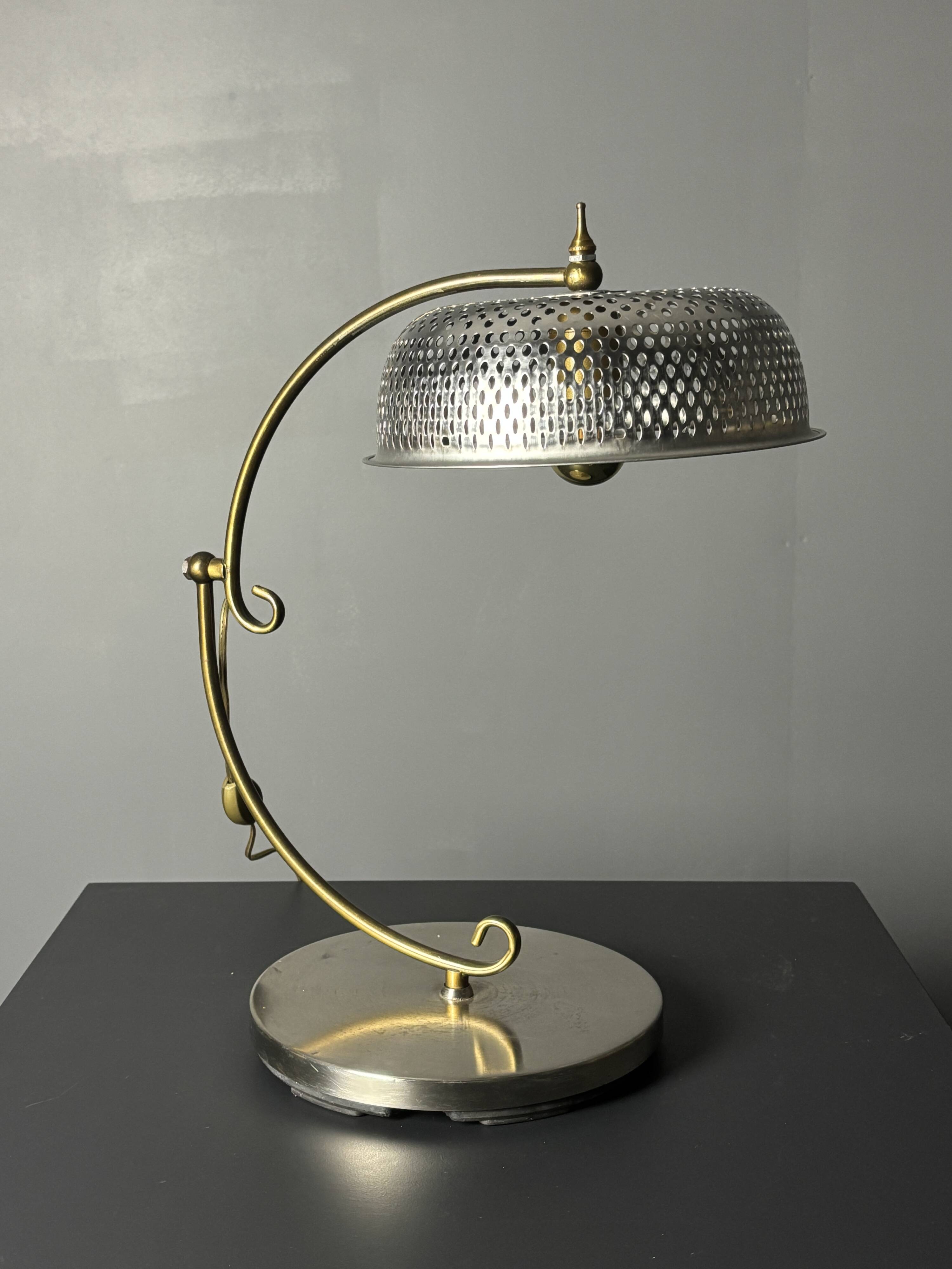 Lampe de table sculpturale ajustable des années 1960 avec abat-jour perforé.