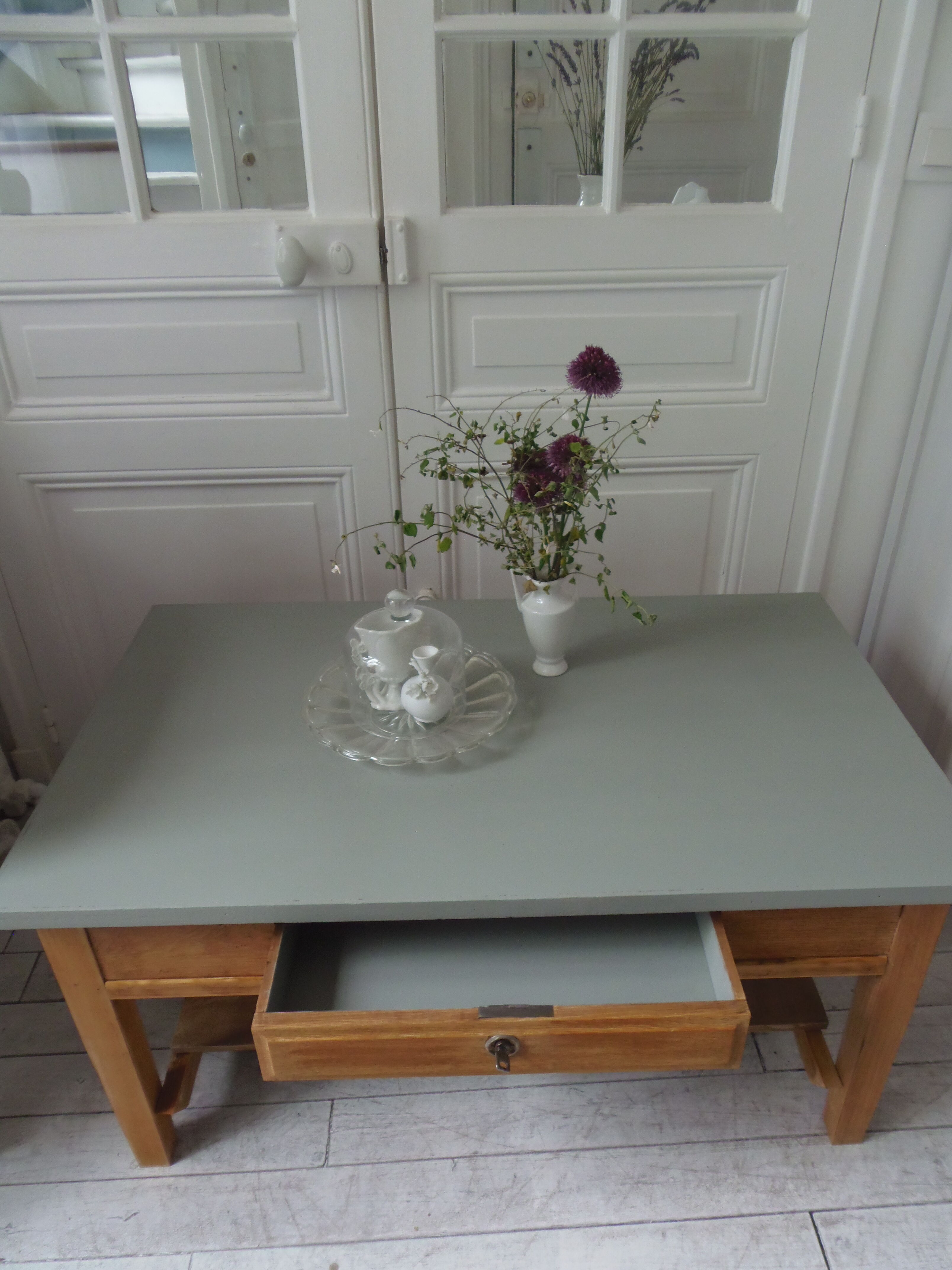 Table basse vintage, piétement, ceinture, tiroir et tablette bois, plateau vert de gris.