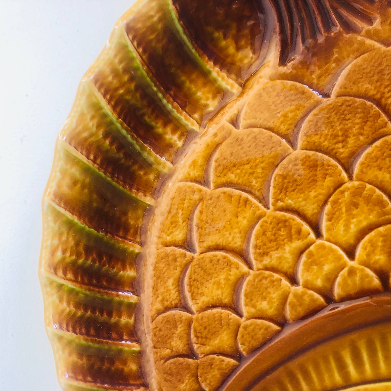 Lot de 2 plats en barbotine Sarreguemines décor poissons