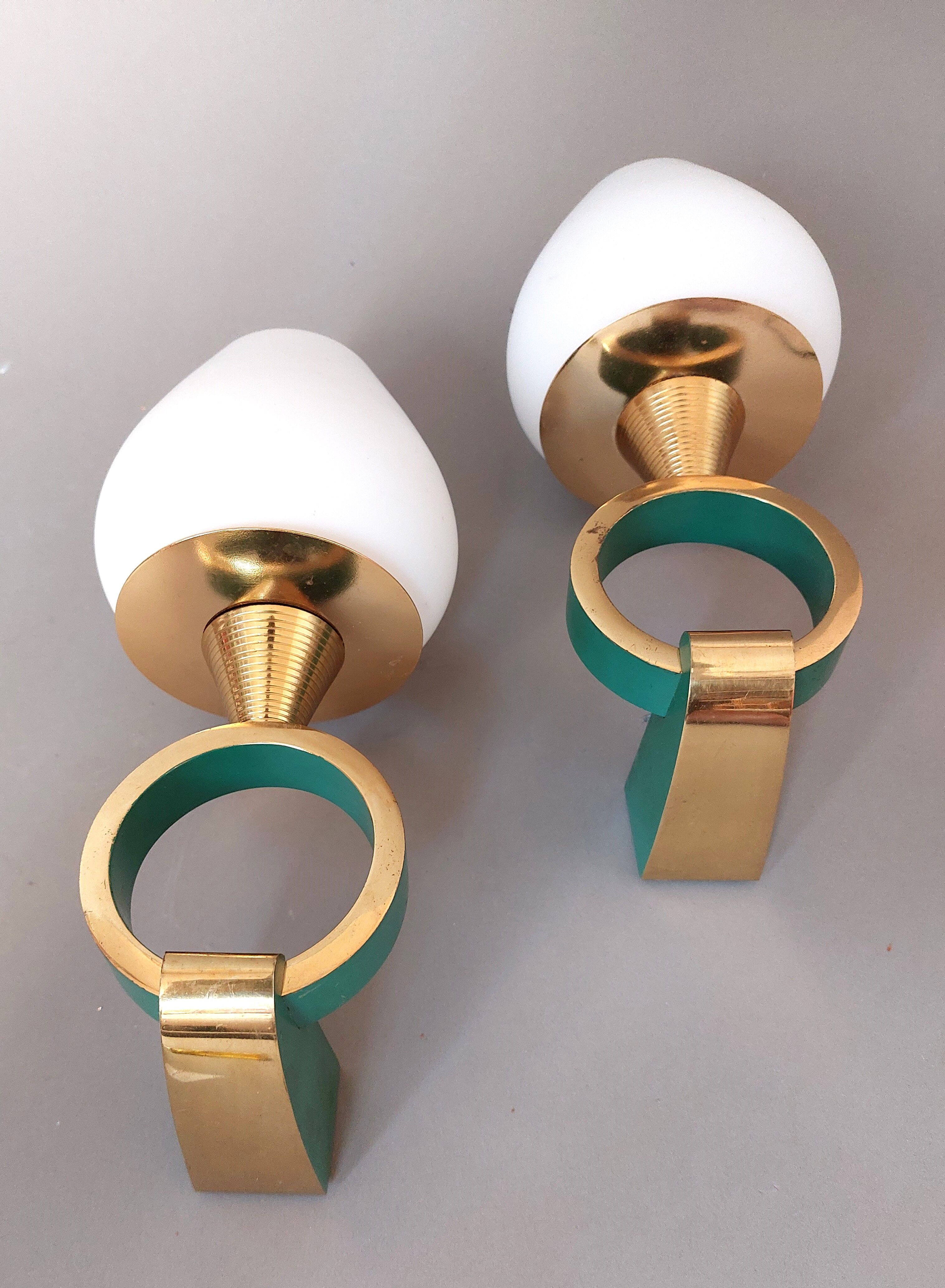 Pair of sconces in gilded brass and Art Deco lacquered