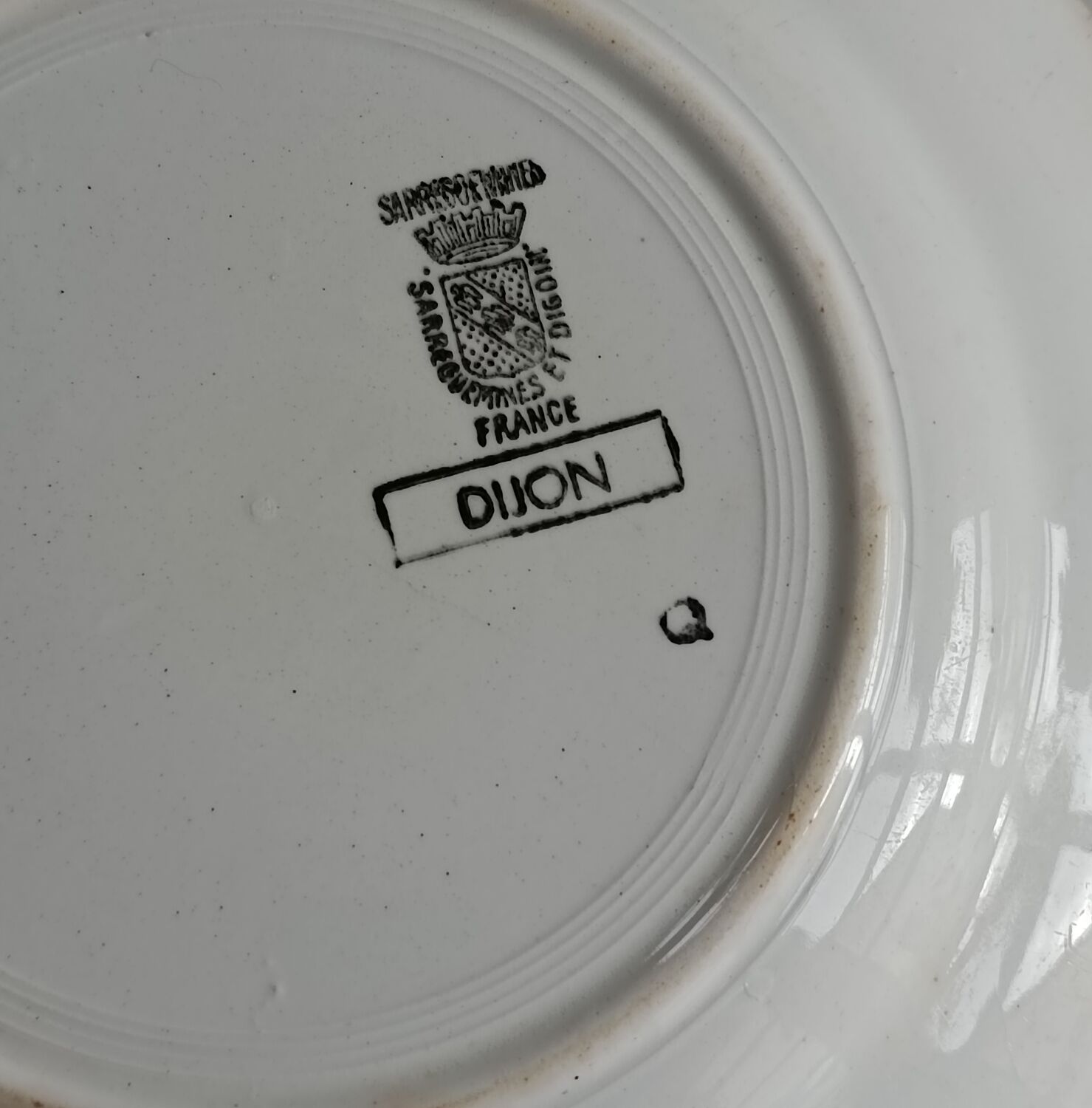 Six mismatched plates iron earth