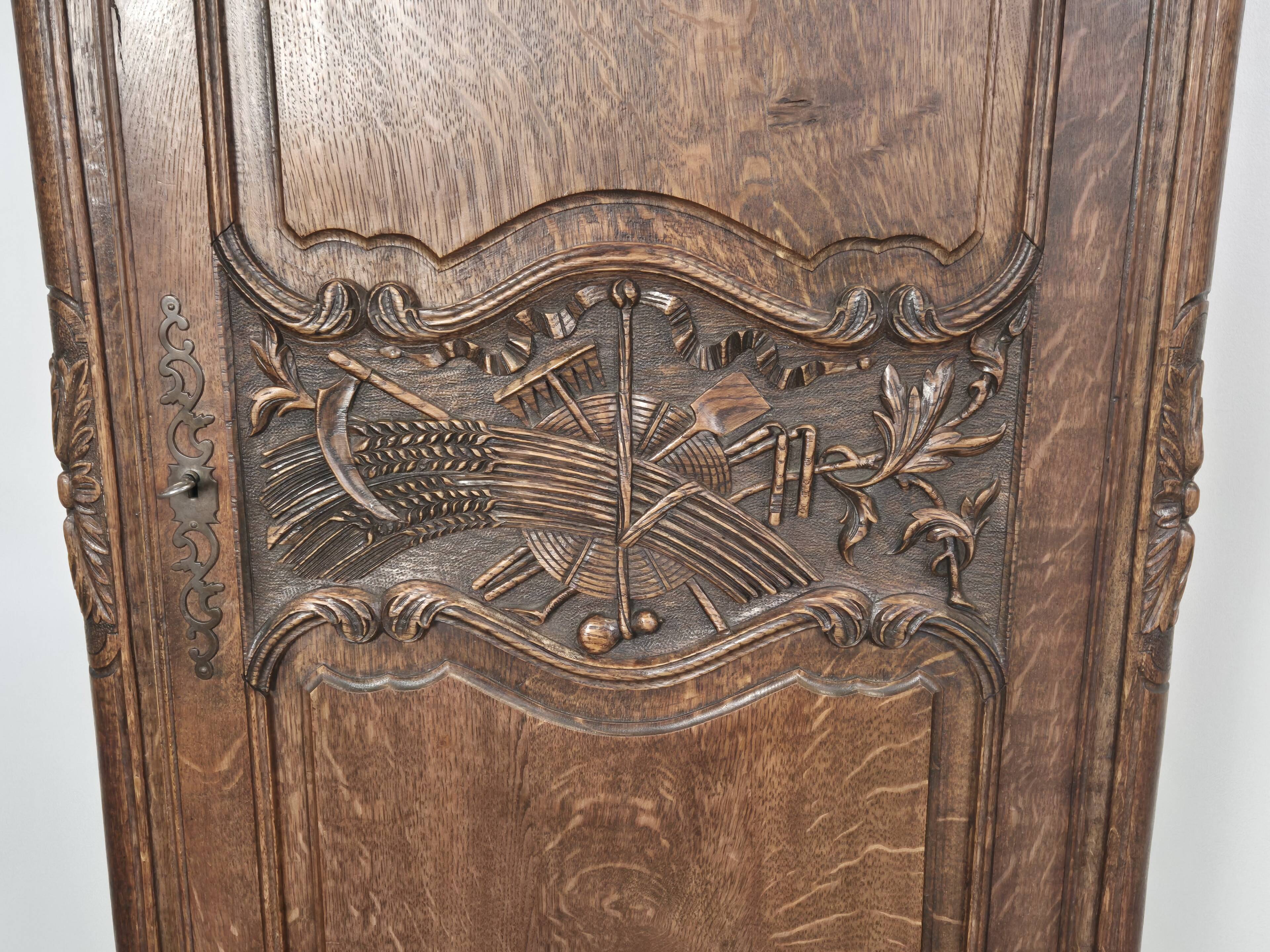 Norman bonnetière carved in solid oak