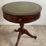 Table d’appoint ancienne sur roulettes en acajou et cuir
