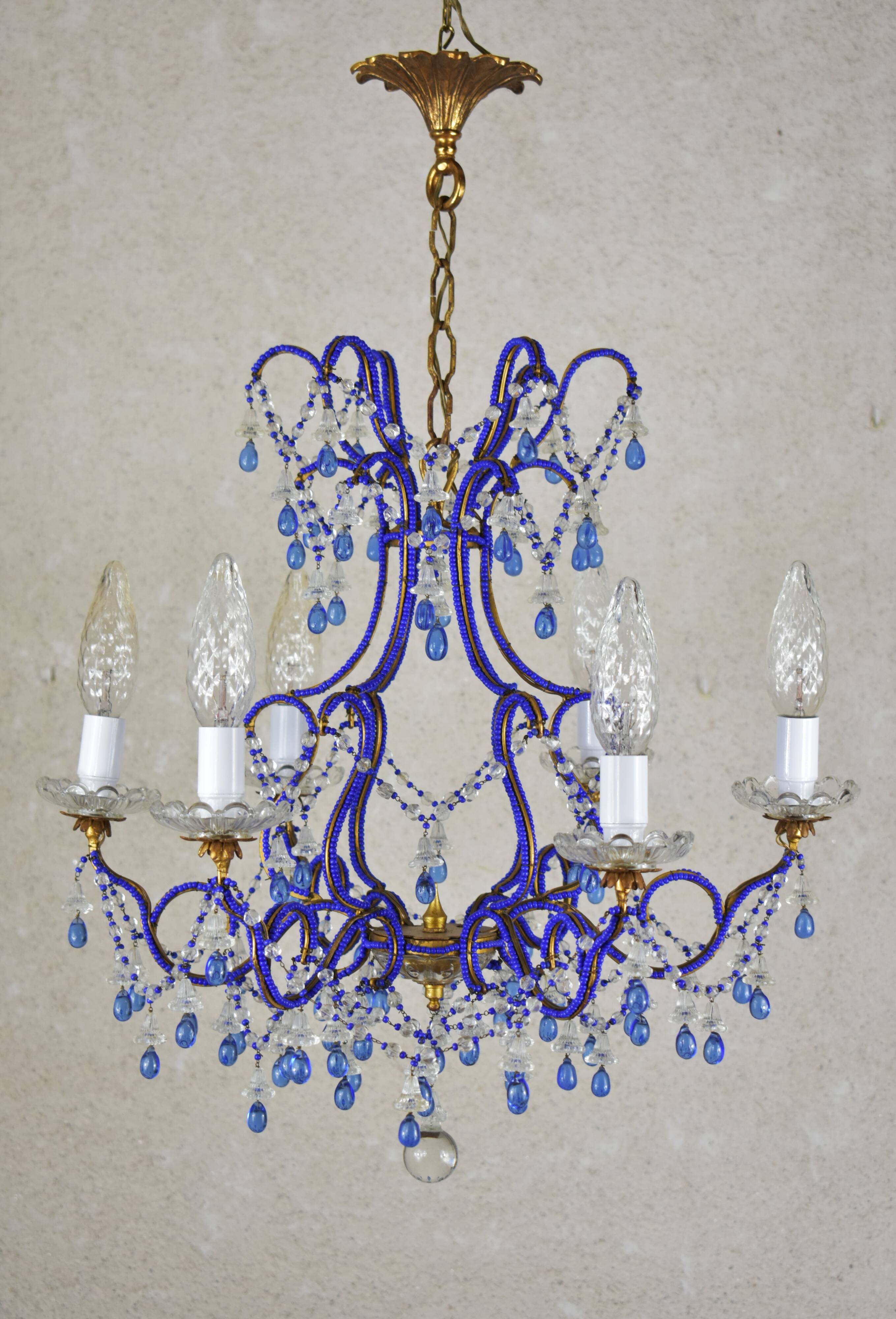 lustre bleu, fait de perles.