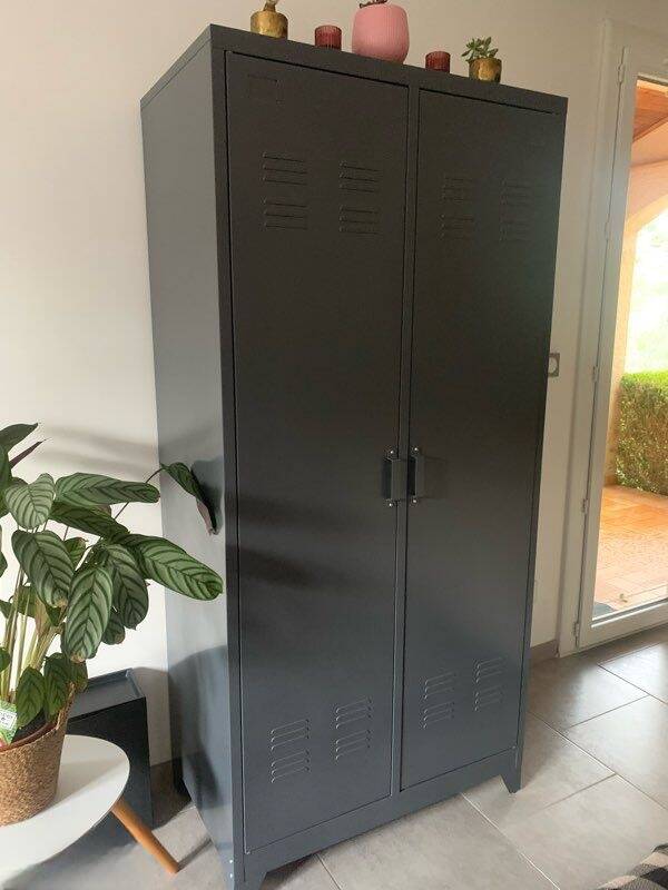 Metal cabinet