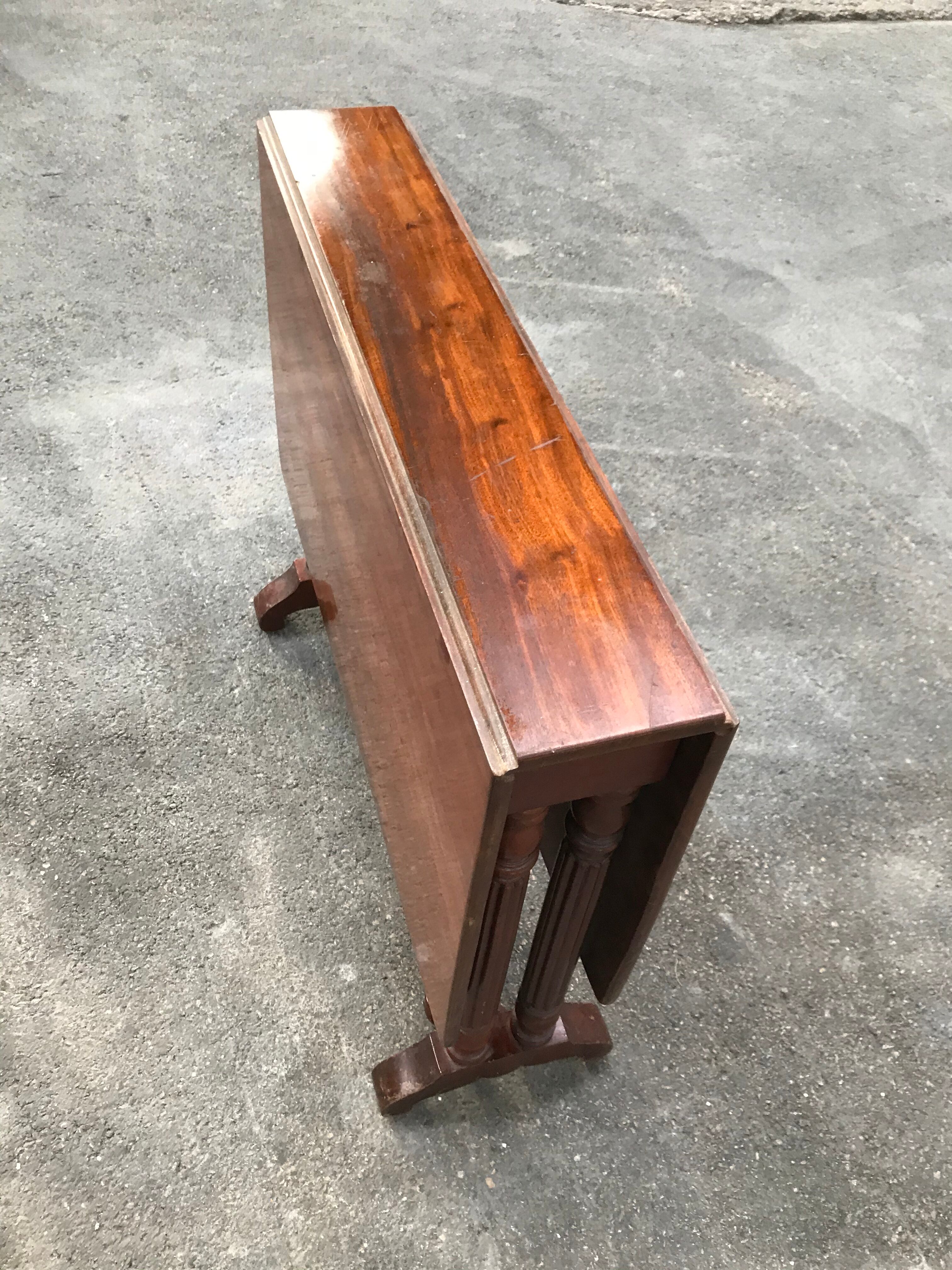 Gateleg table in solid mahogany