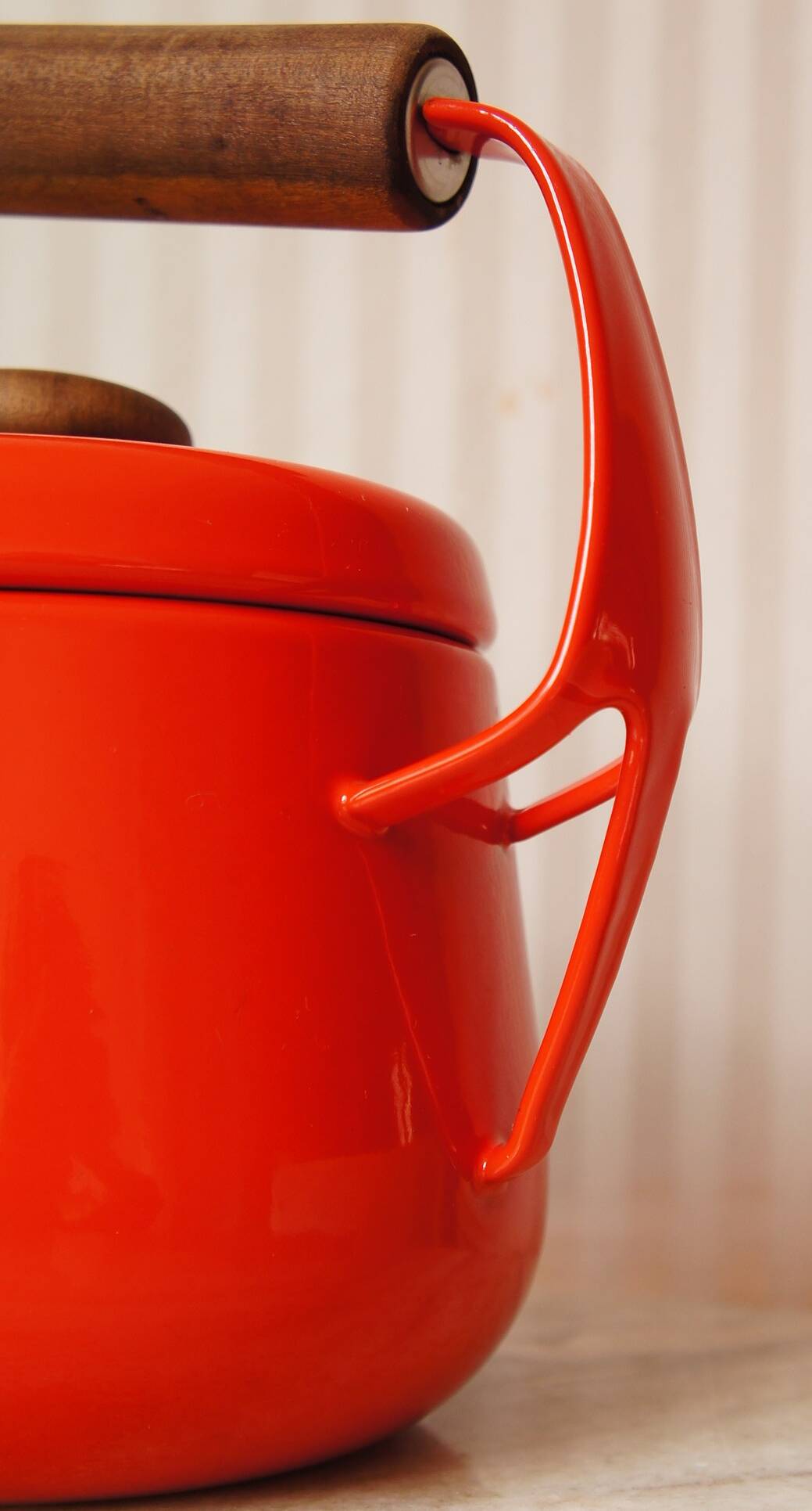 Kobenstyle Jens Quistgaard kettle in enameled metal & solid wood