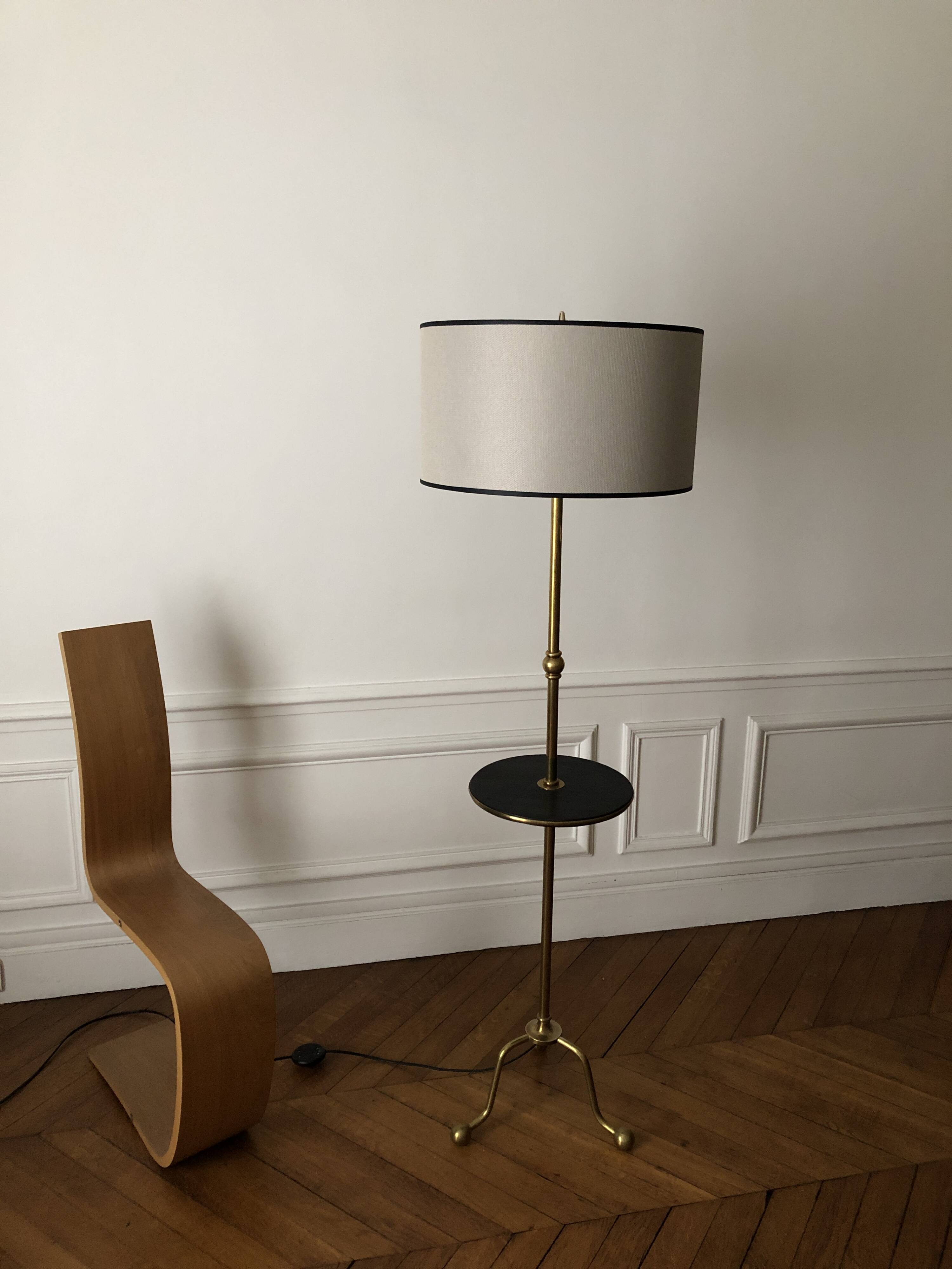 Tripod floor lamp with adjustable height and shelf from the 1960s.