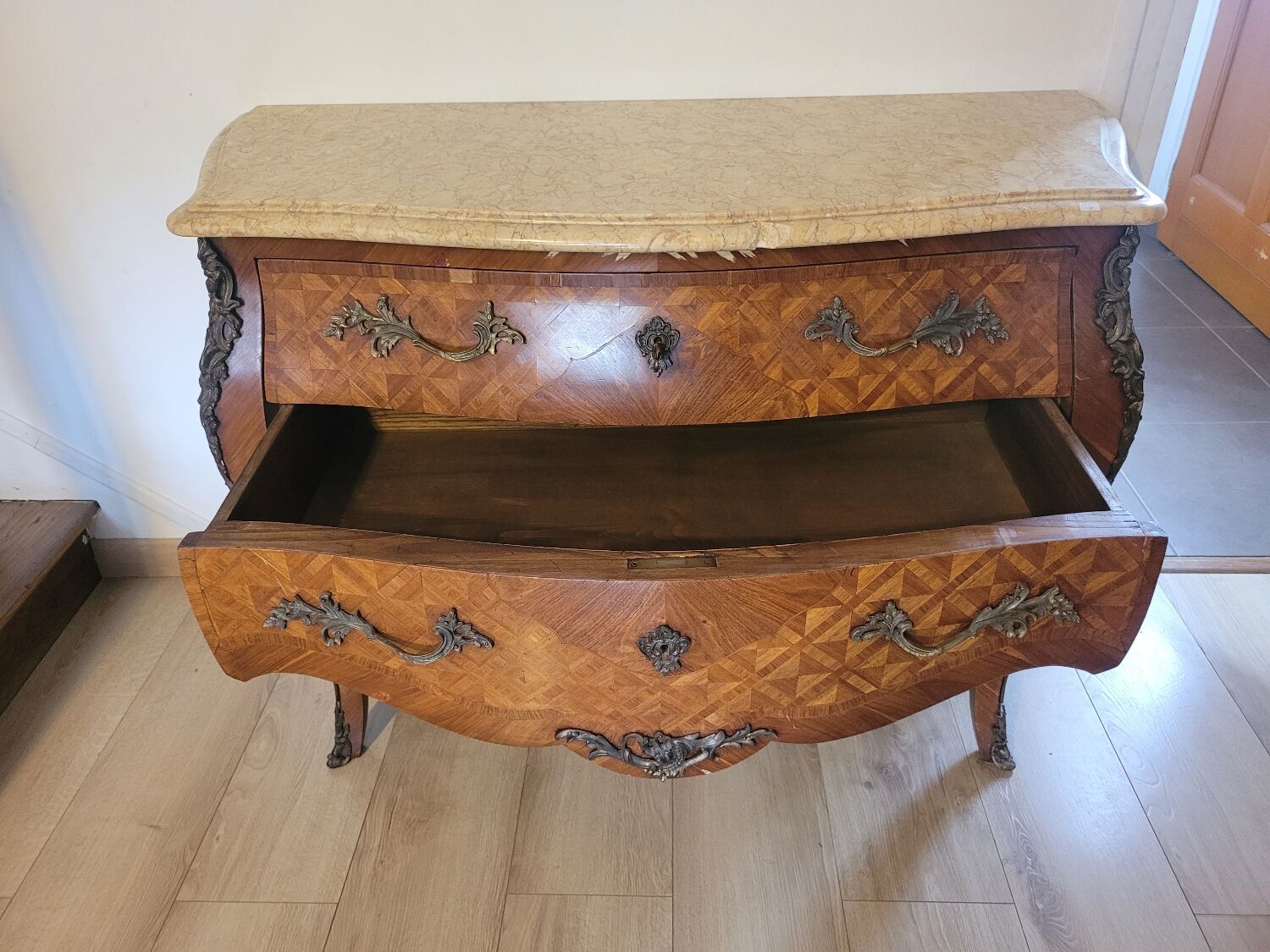 Curved chest of drawers in Louis XV style marquetry