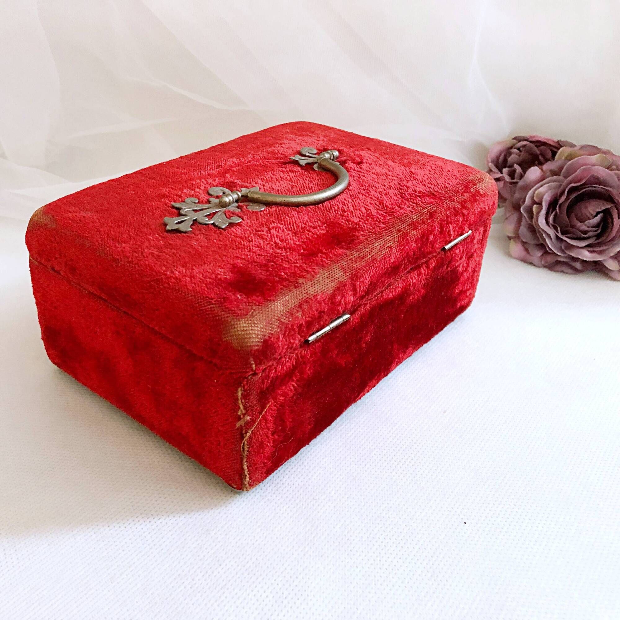 Sewing box padded with red silk, Napoleon III style