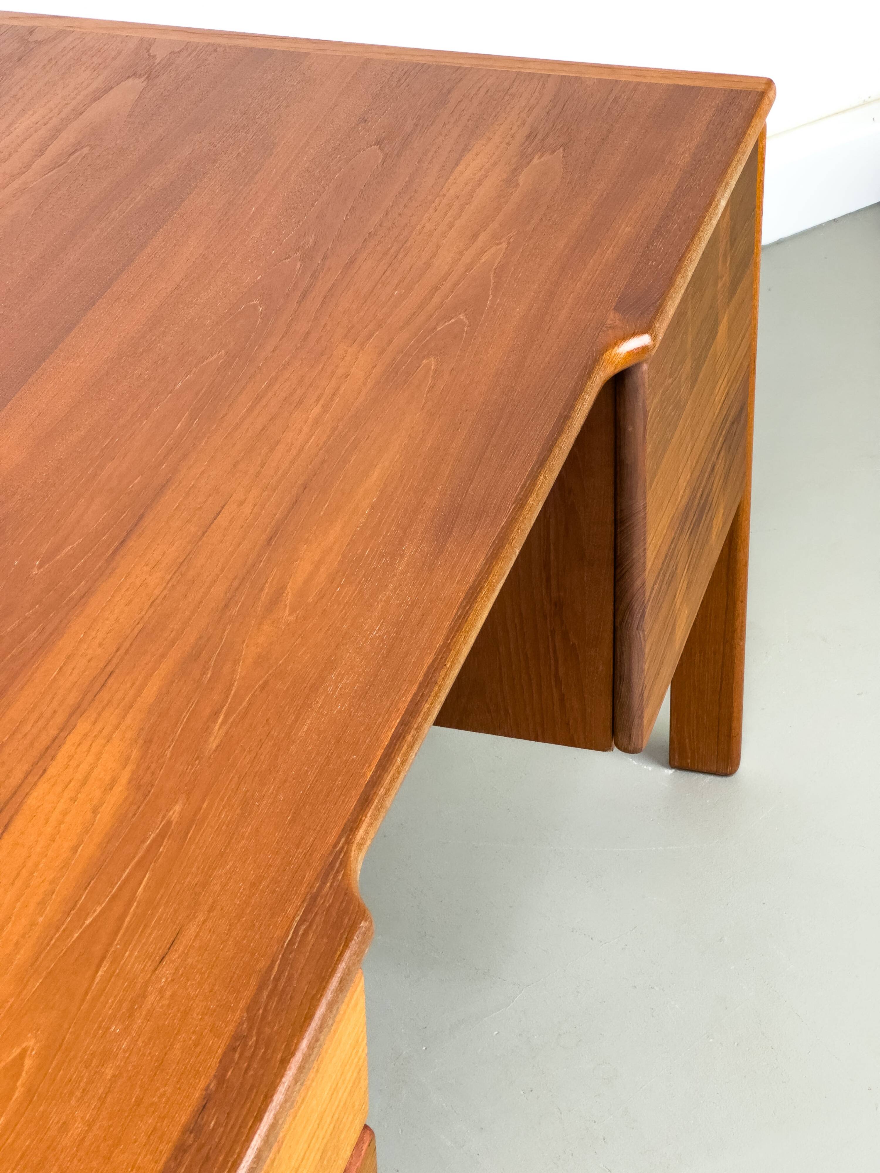 Bureau autoportant en teck avec porte et tiroirs, années 1970