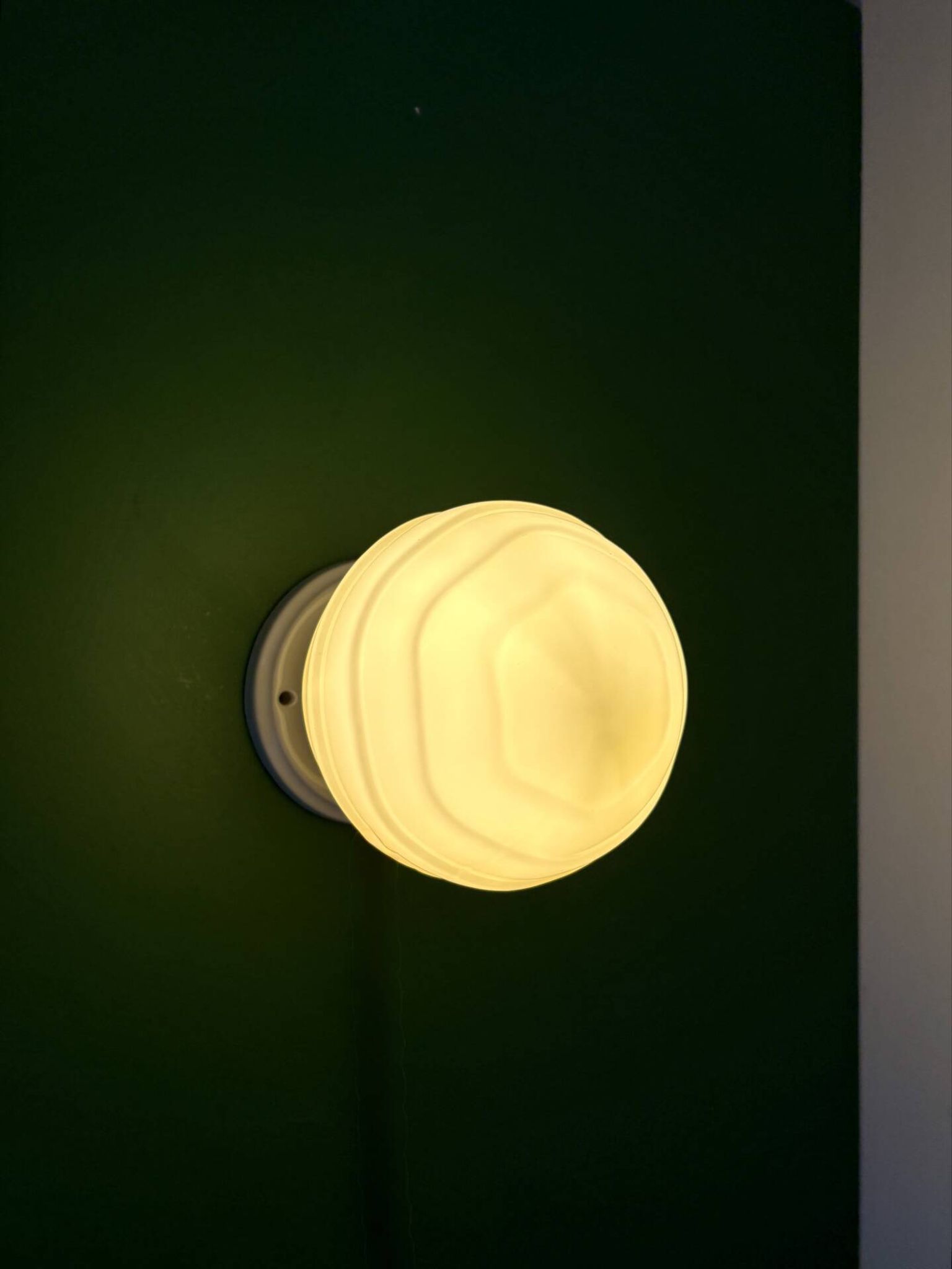 Vintage Art Deco globe wall light in pale yellow opaline.