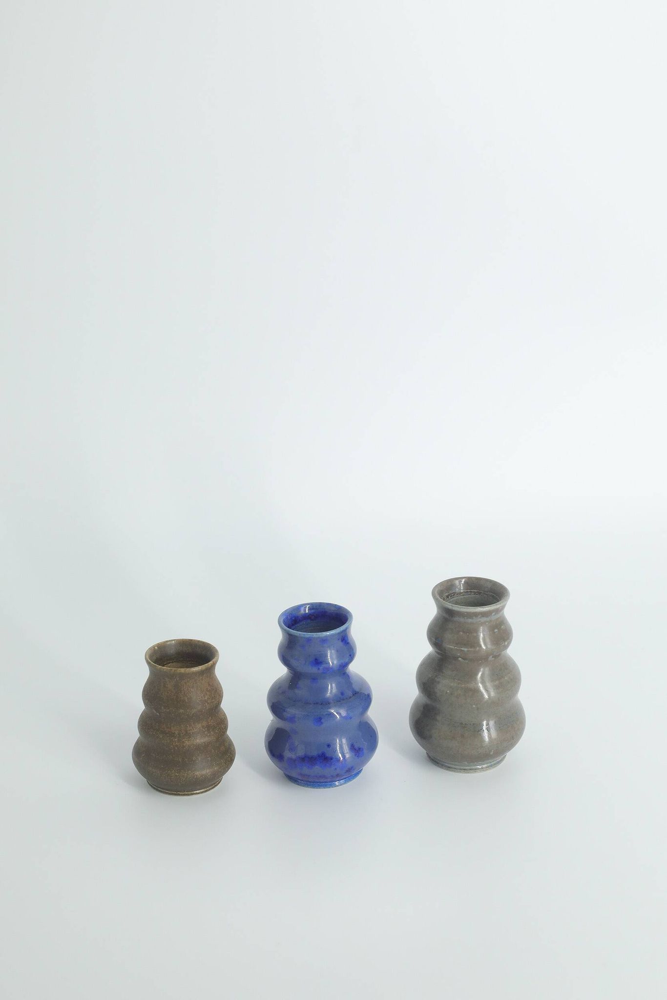 Petits vases de collection mid-century modernes scandinaves en grès verni ondulé marron et bleu, set de 3