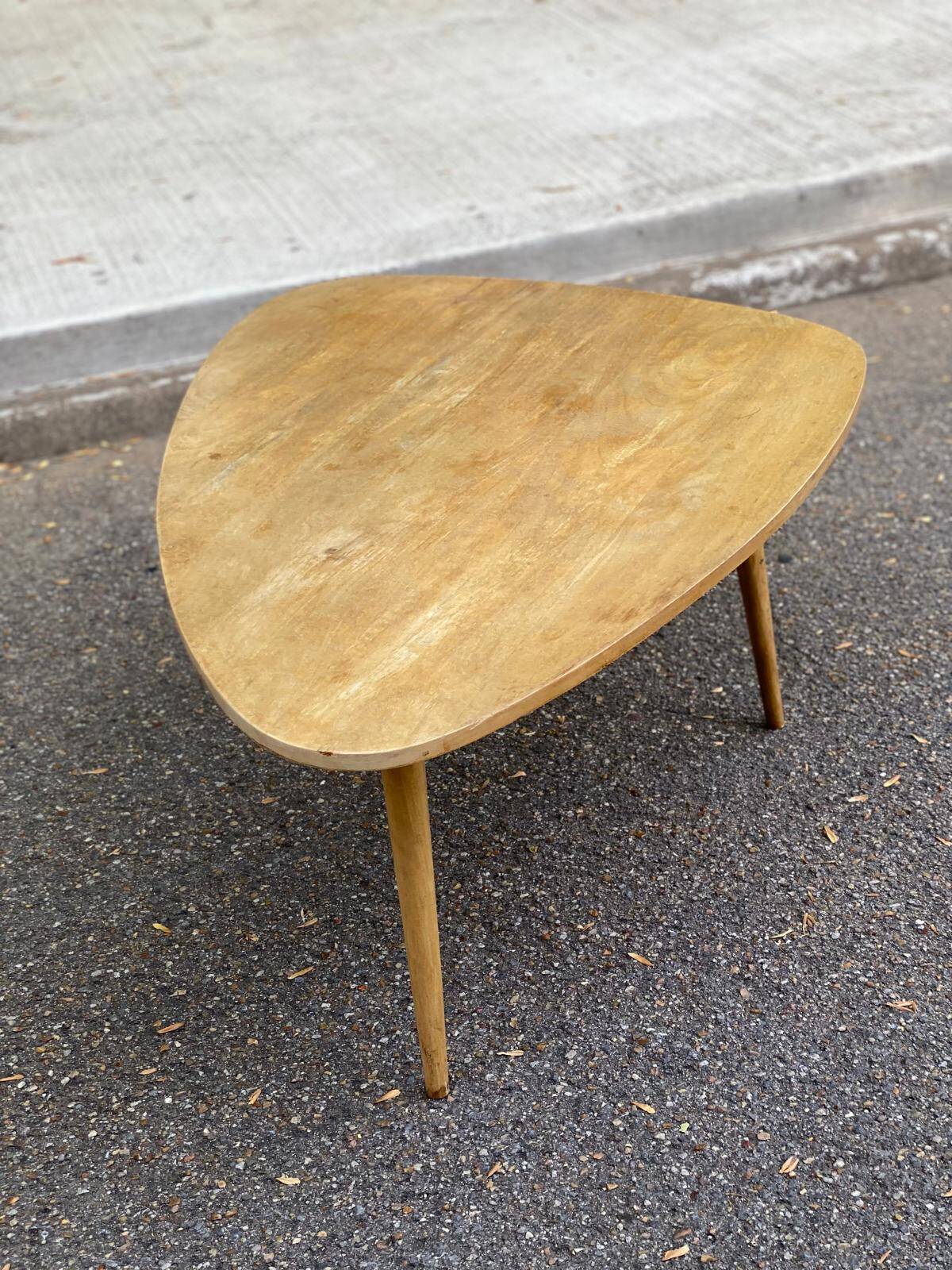Scandinavian coffee table in the shape of a pebble/bean made of light solid wood from the years.