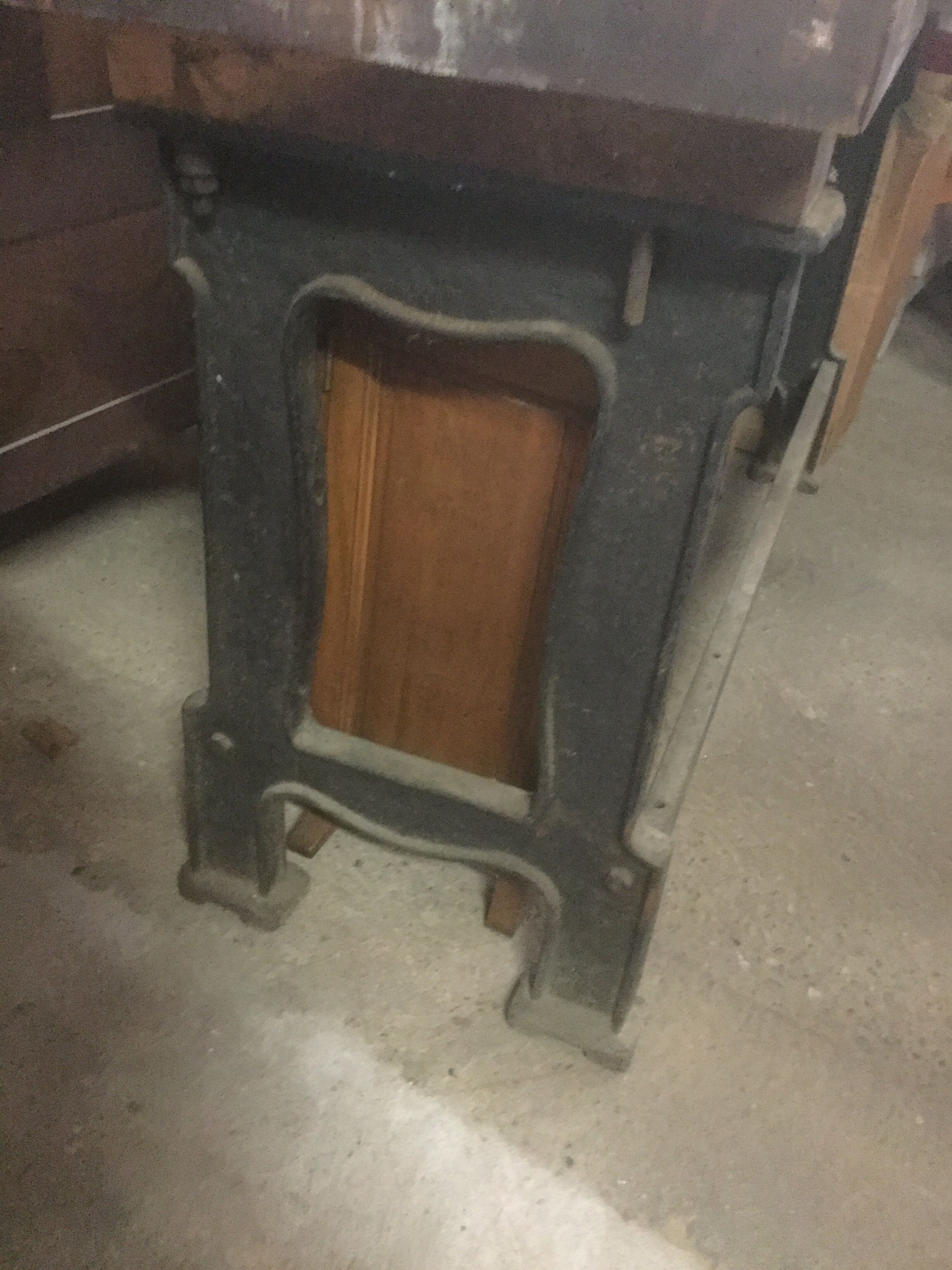 Workbench with cast iron foot