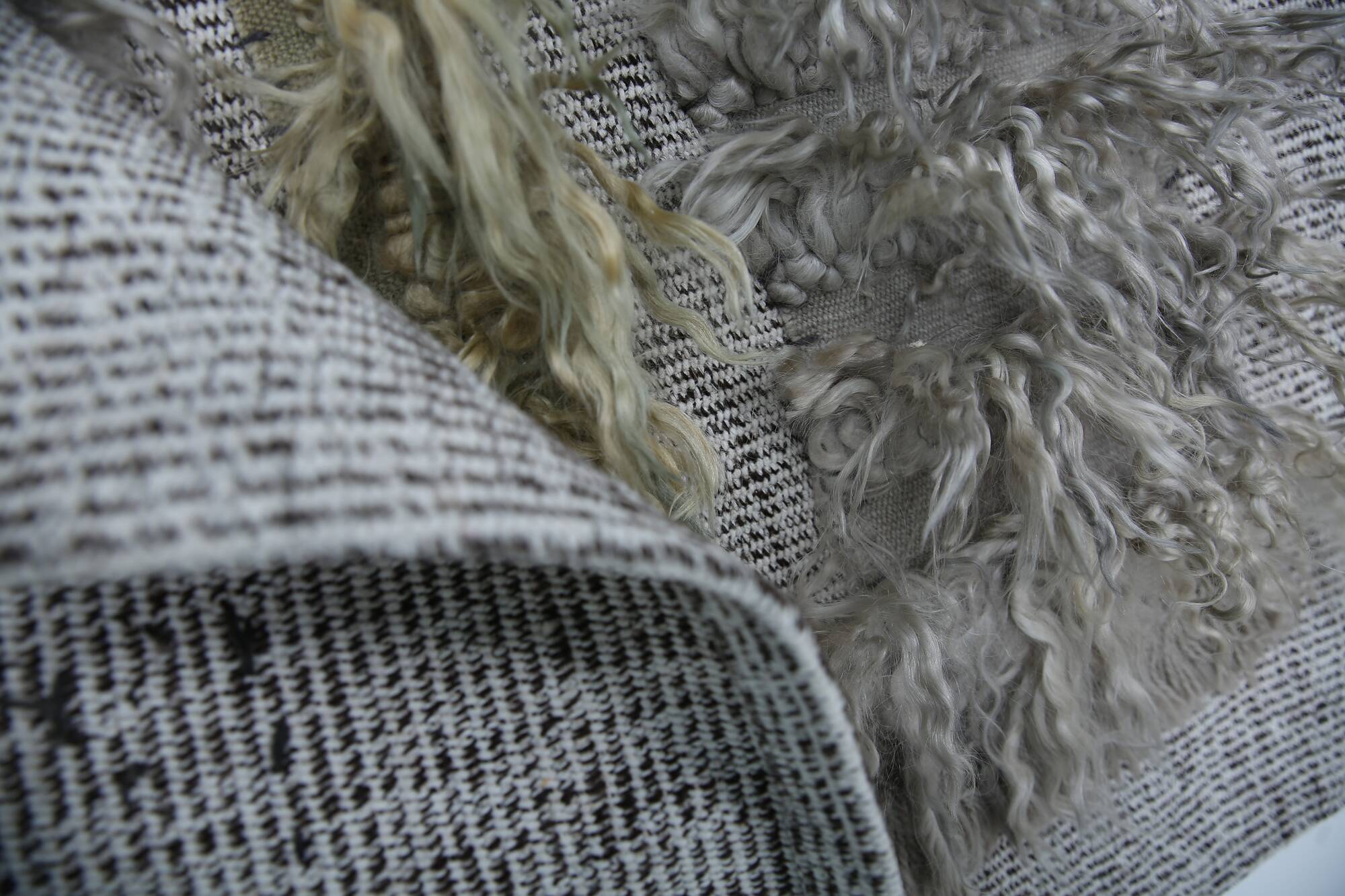 Tapis Mural Vintage Texturé en Laine Naturelle – Tons Gris & Crème, 90x98