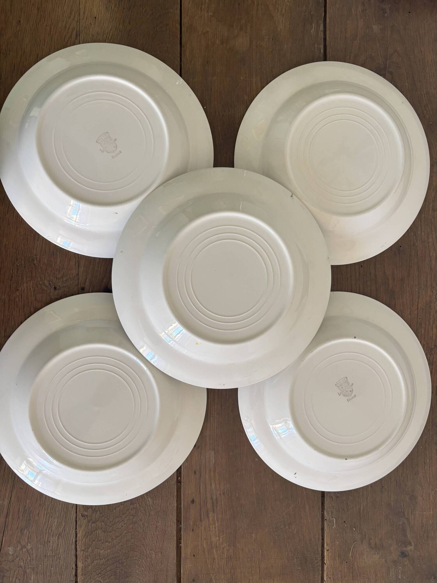 Vintage Longchamp France service – 18 graphic plates from the 1950s.