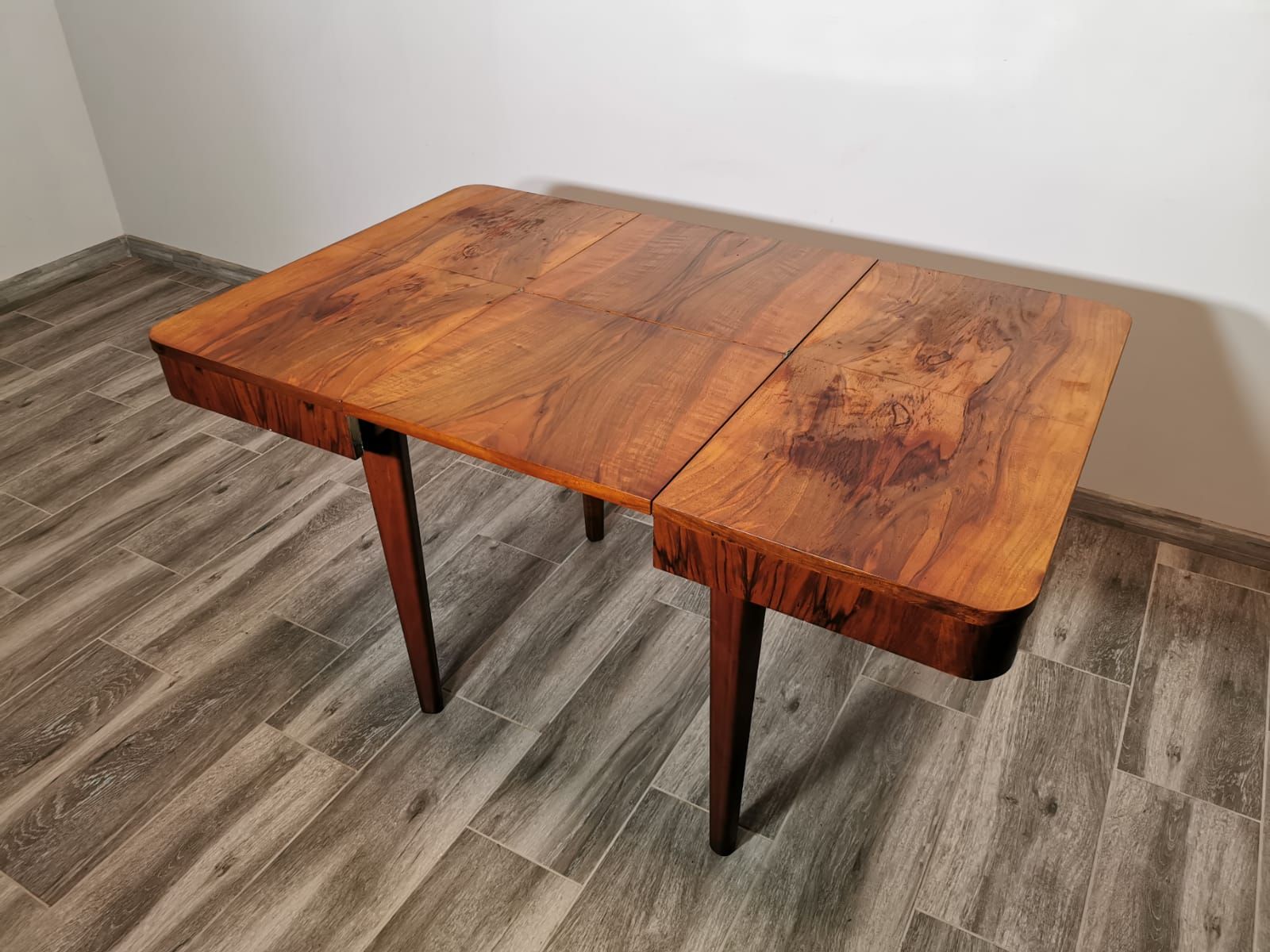 Table à manger par Jindrich Halabala
