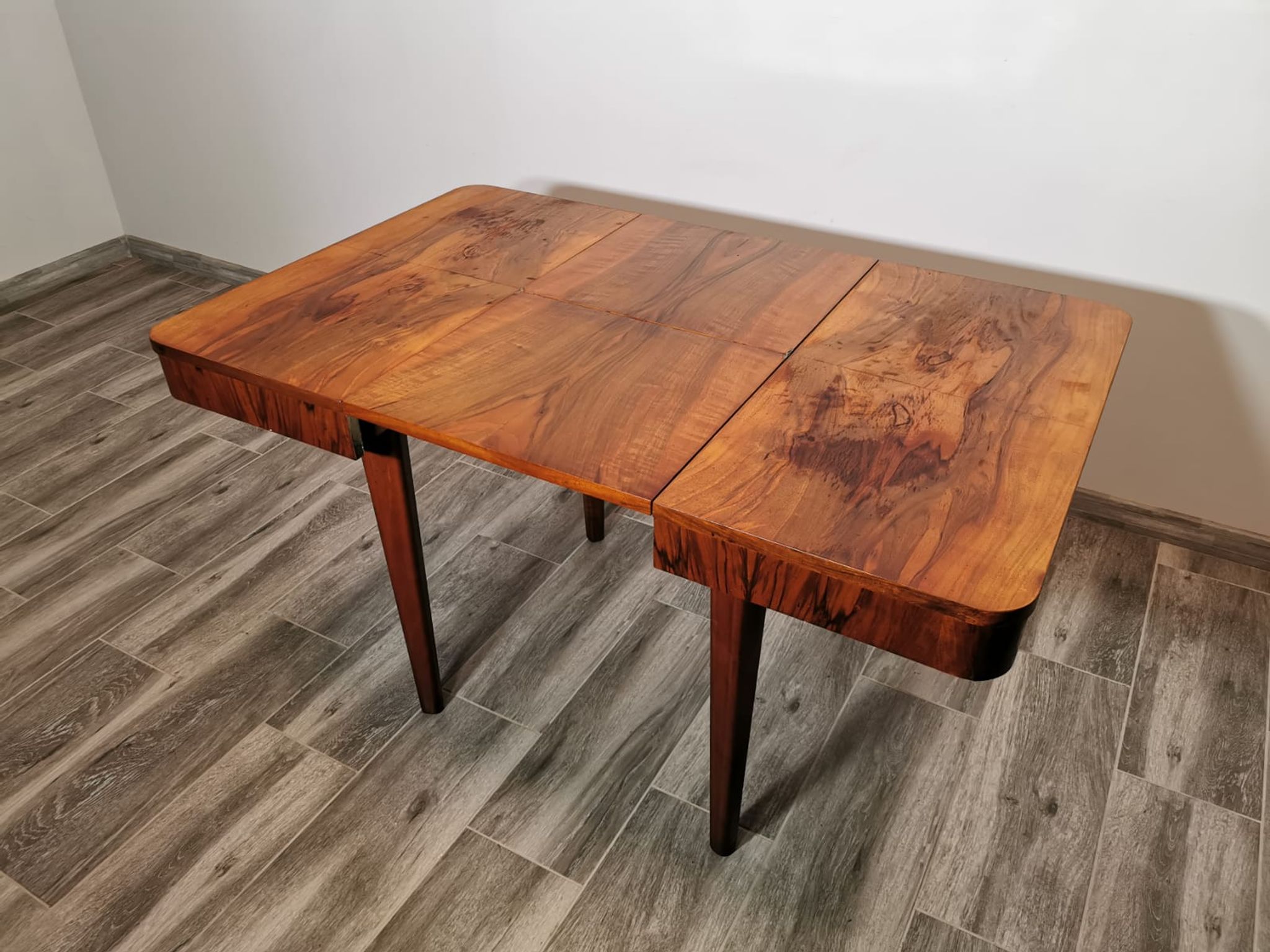 Table à manger par Jindrich Halabala