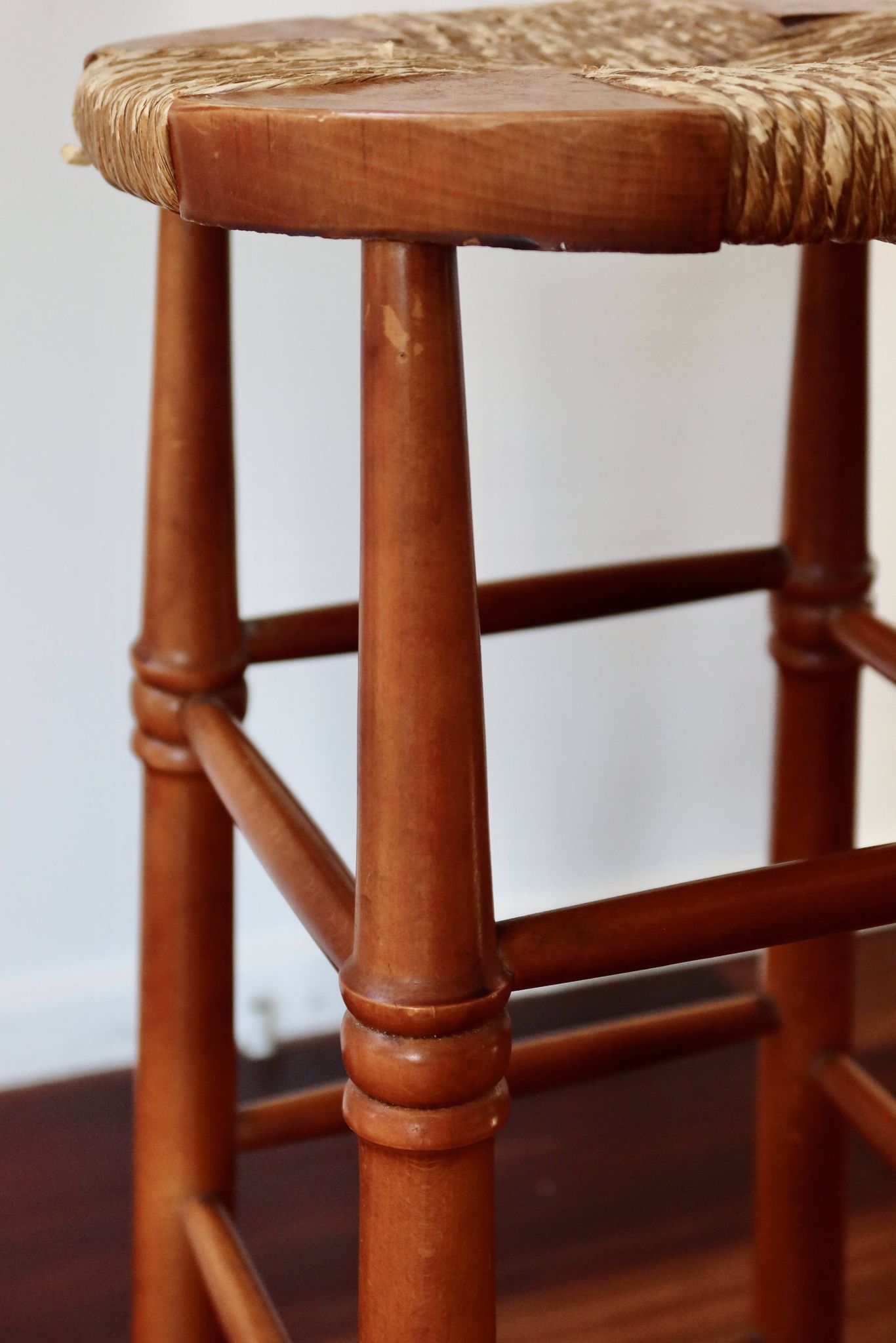 Tabouret de bar ancien en bois et assise paillée