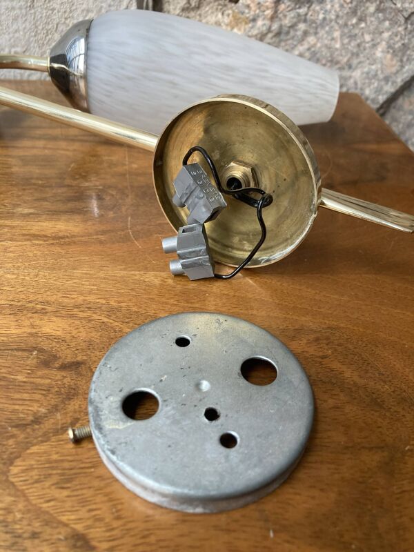 Paire d'appliques dorées et globe moucheté années 50