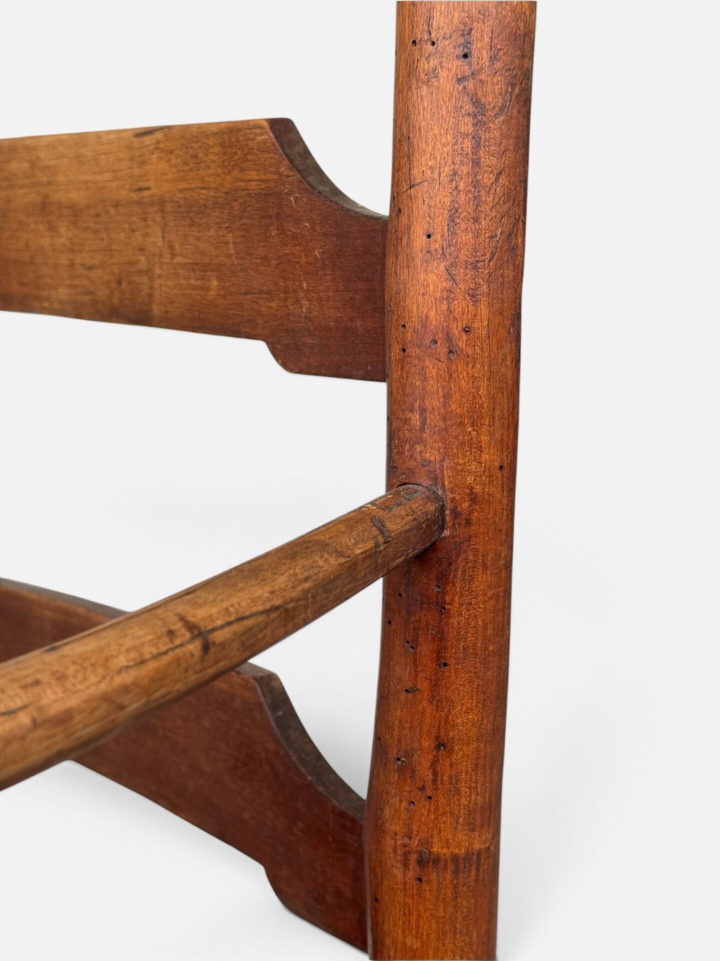 Antique rustic armchair in walnut and leather, 18th century.