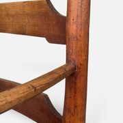 Fauteuil rustique ancien en noyer et cuir, 18e siècle