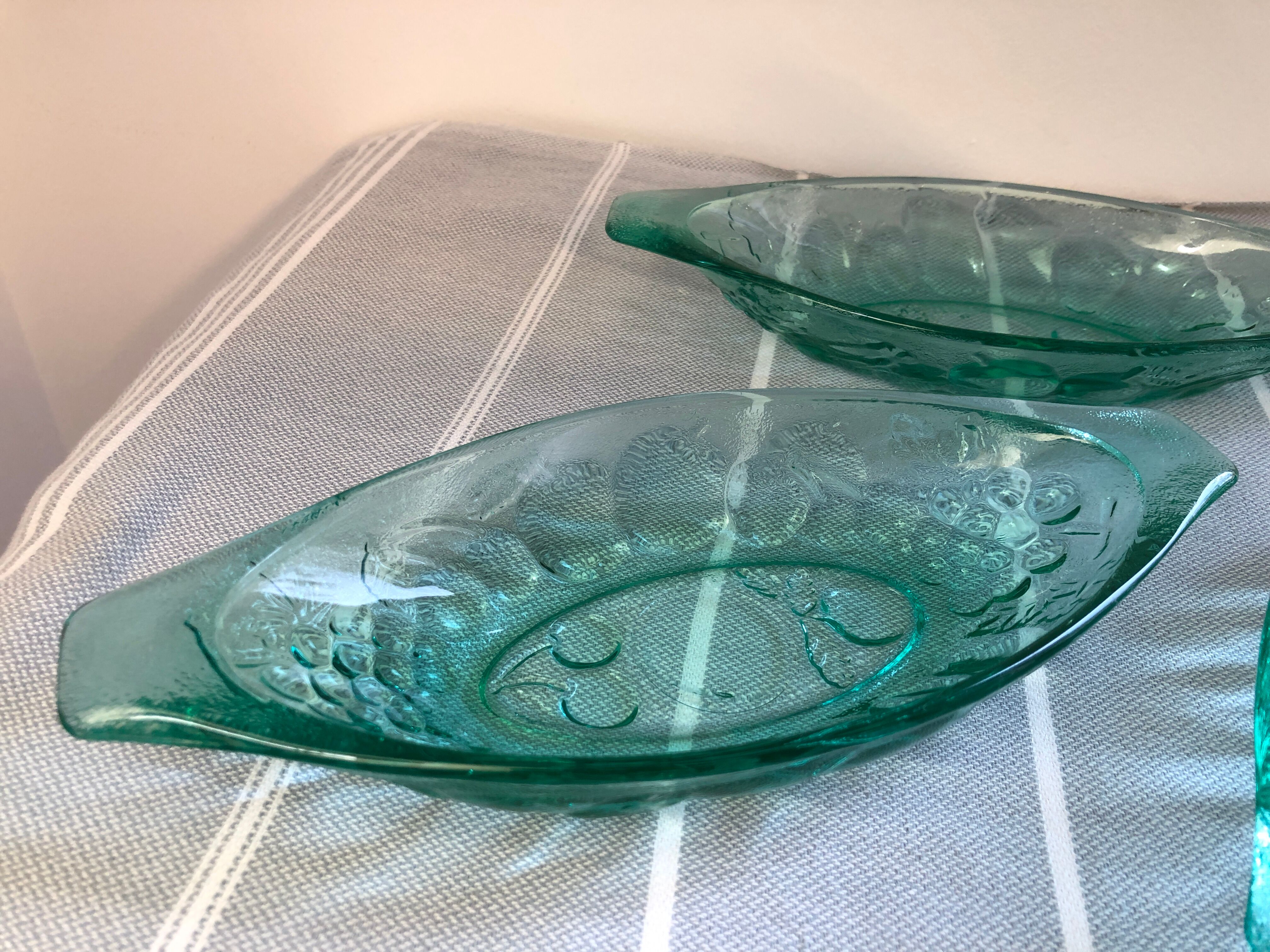 Ravier en verre vintage vert emeraude décor raisins