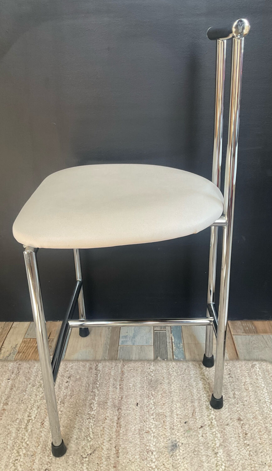 Vintage 70s chair in chrome metal and white faux leather.