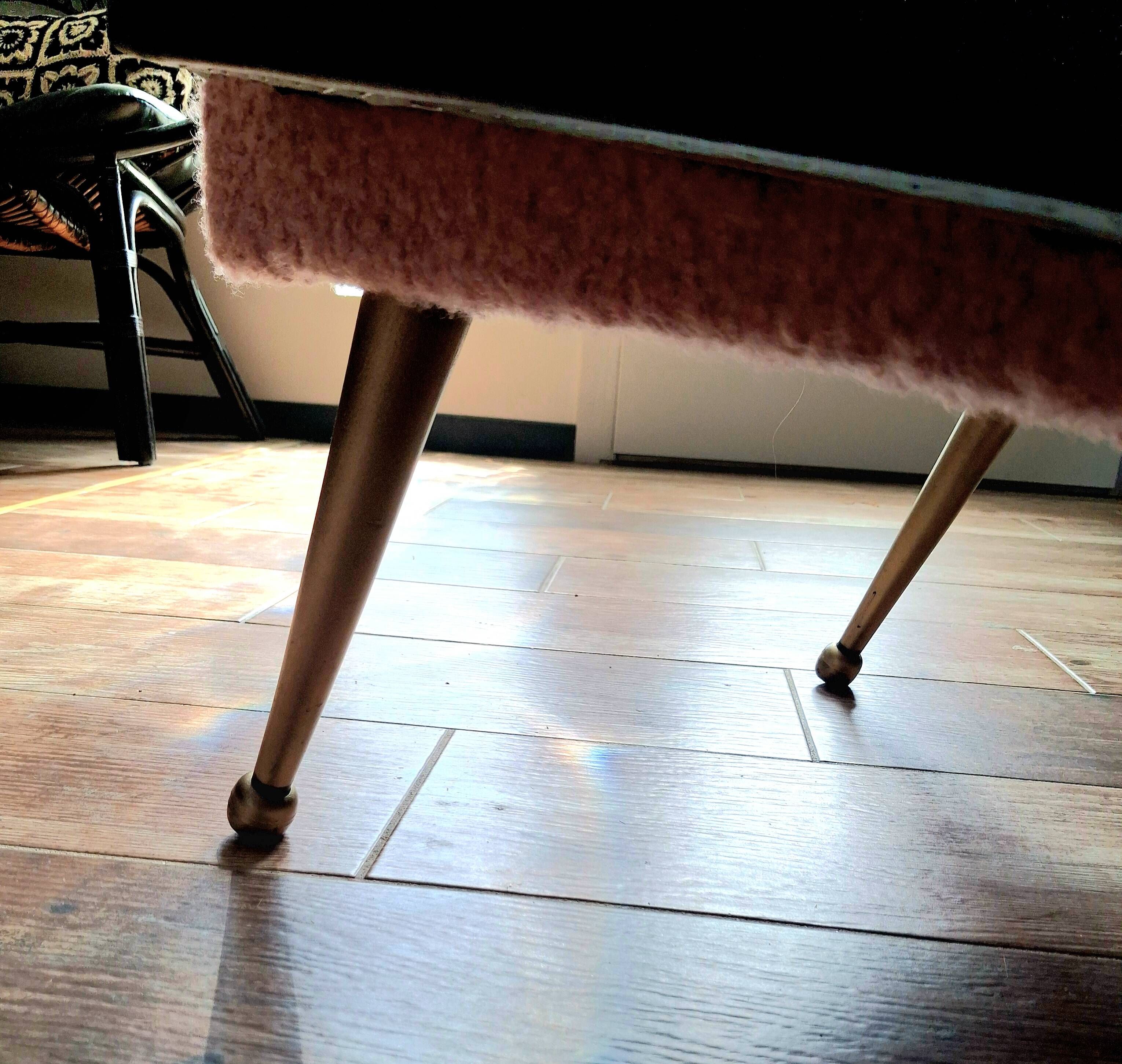 Fauteuil vintage en bouclette vieux rose et cuir noir