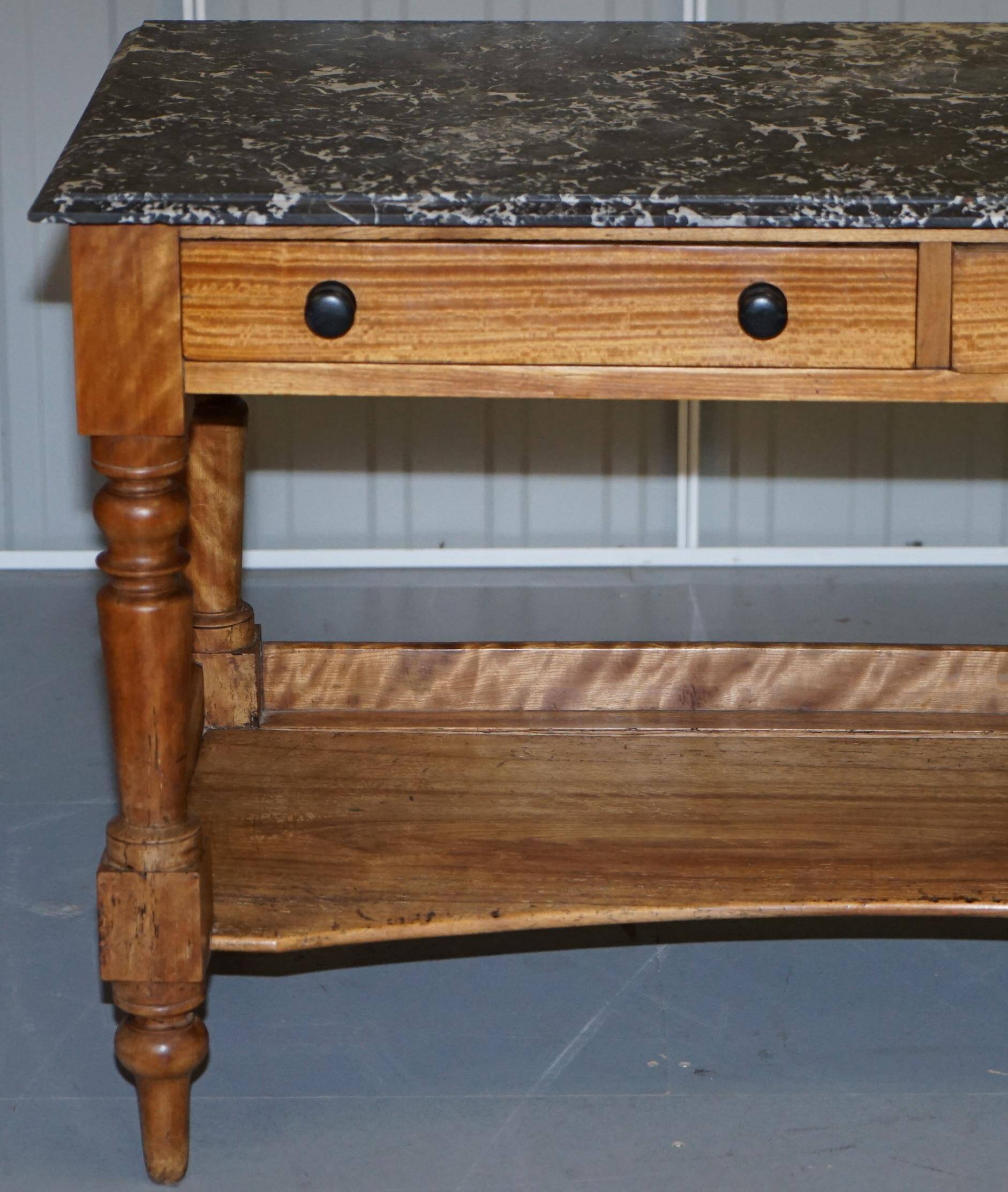 Victorian writing desk or console from 1880 in satin wood and marble.
