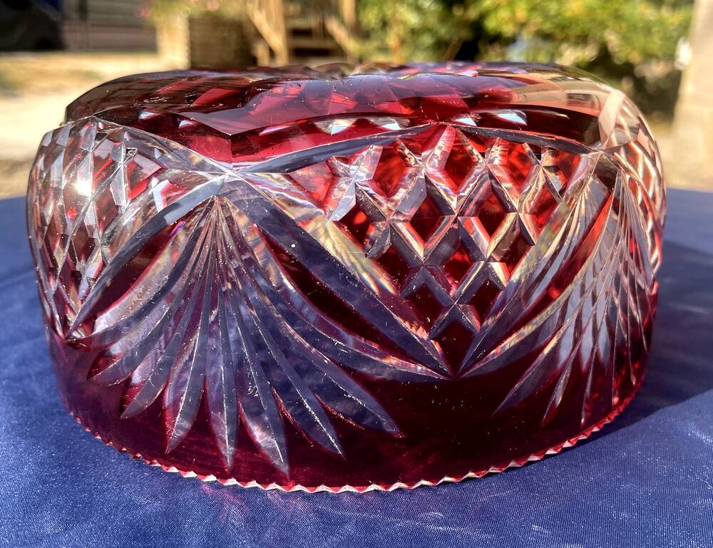 Fruit bowl or centrepiece in ruby red st. louis crystal décor.