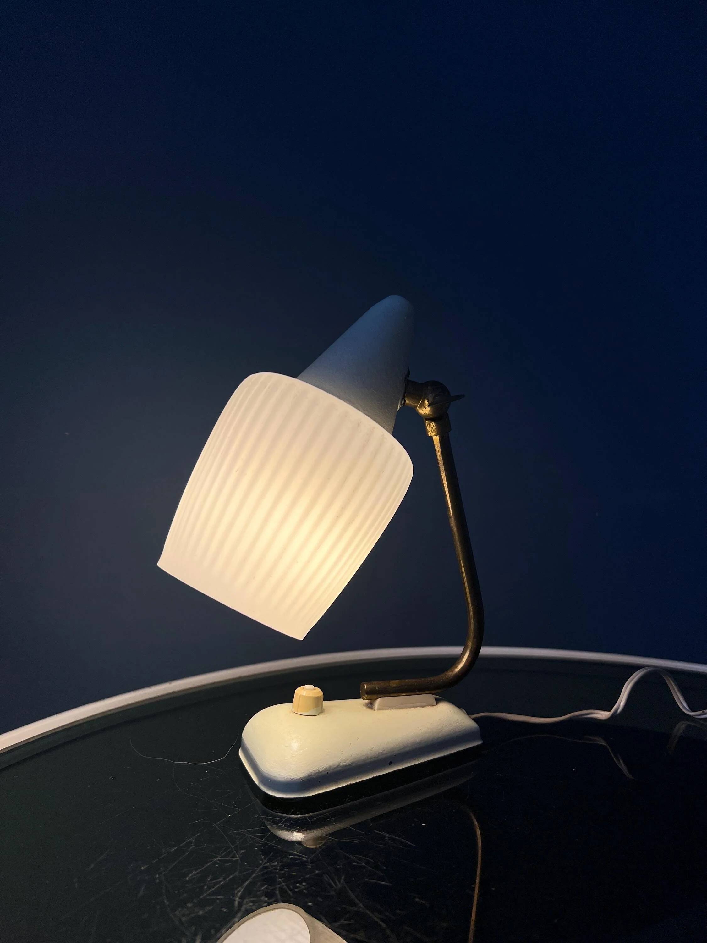 Lampe de bureau en verre opalin style Art déco Mid-Century