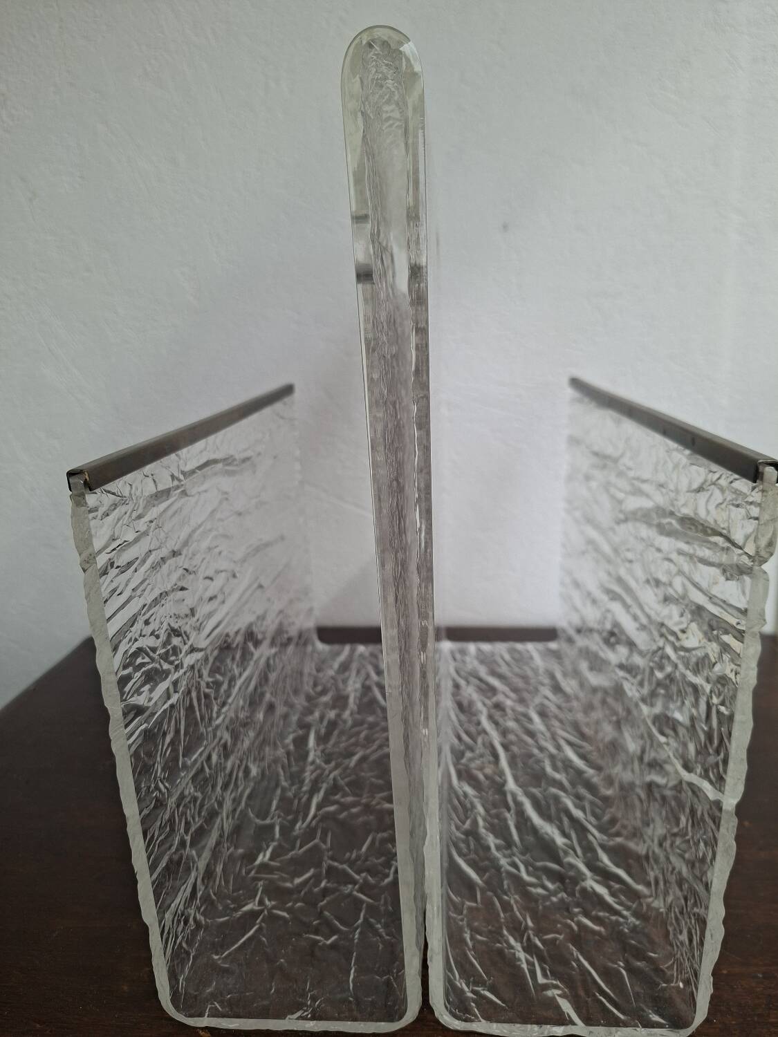 Porte-revues vintage en plexiglas effet "froissé" et laiton