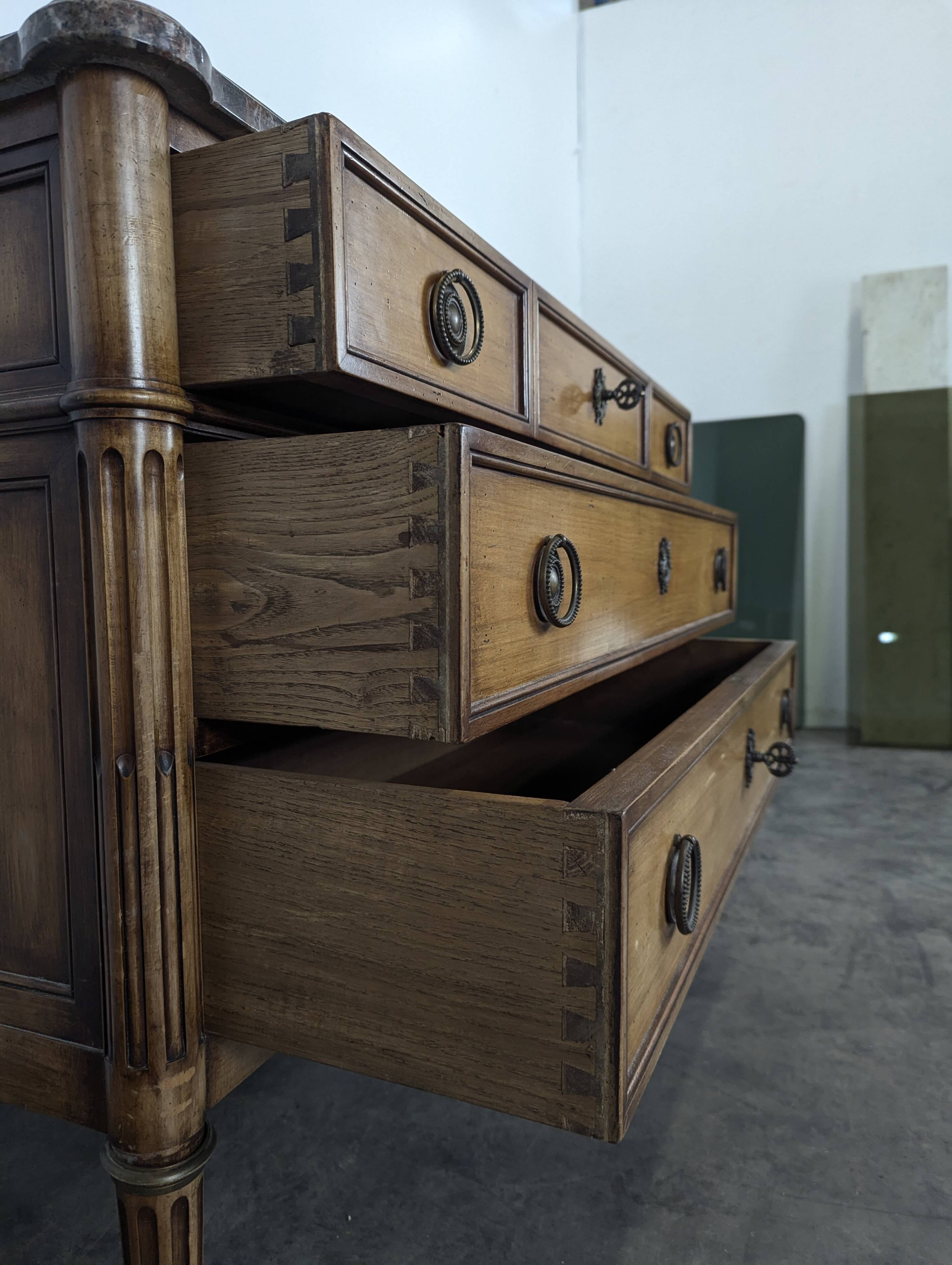 Commode de style Louis XVI en merisier marbre des pyrénées