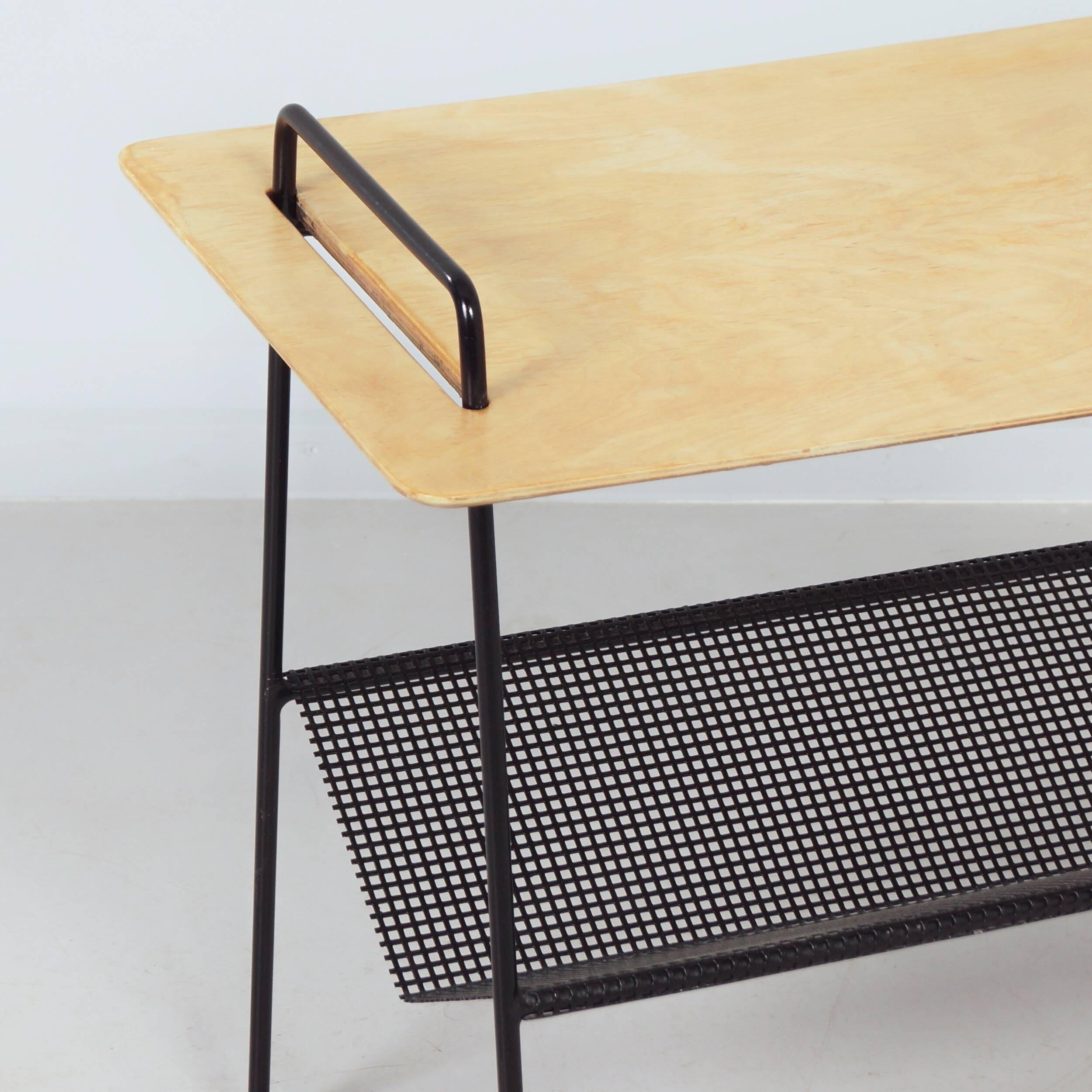 Table d'appoint TM04 par Cees Braakman pour Pastoe, 1953 avec panier de lecture.