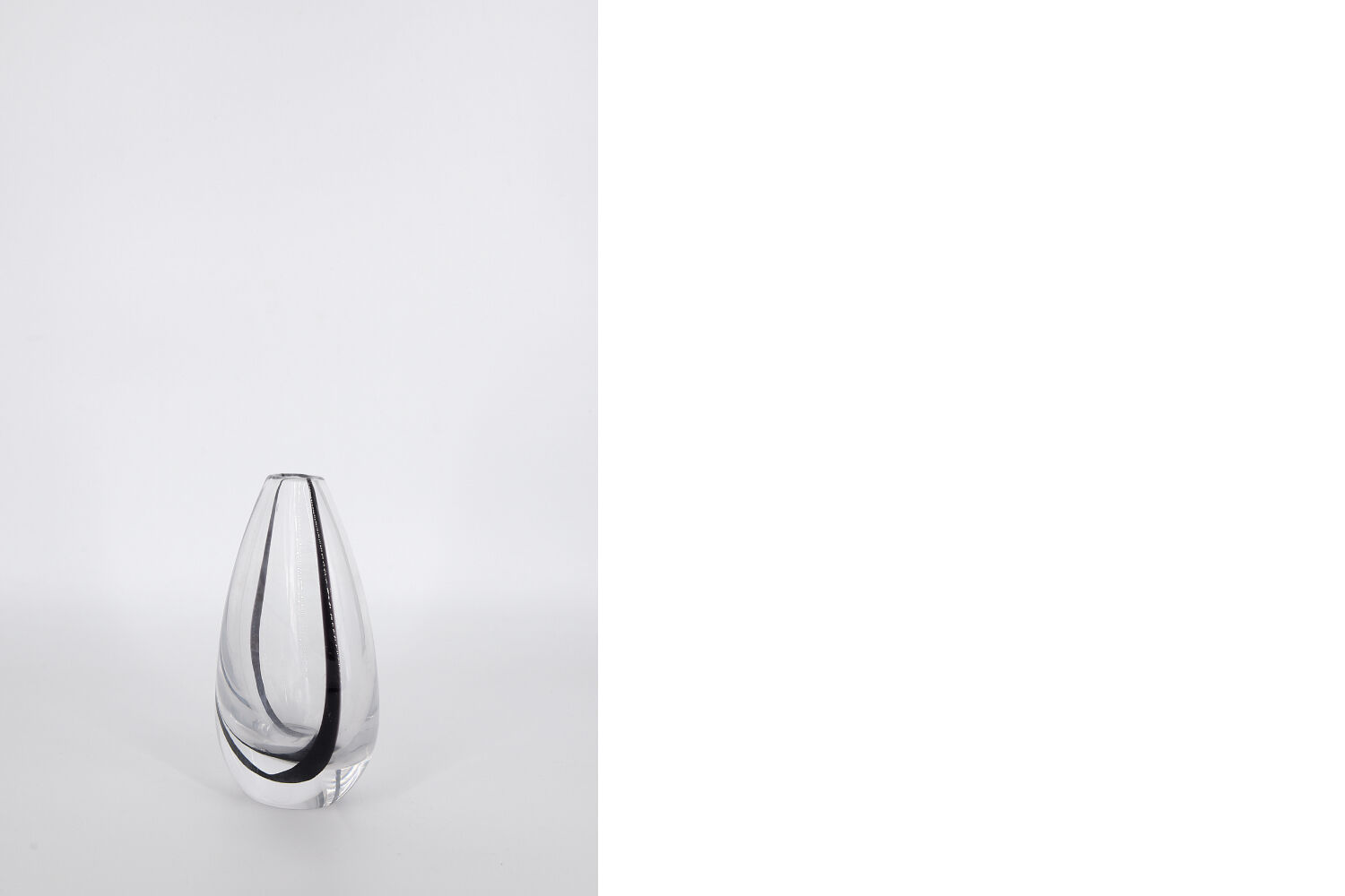 Scandinavian glass vase contour by Vicke Lindstrand for Kosta, 1950s