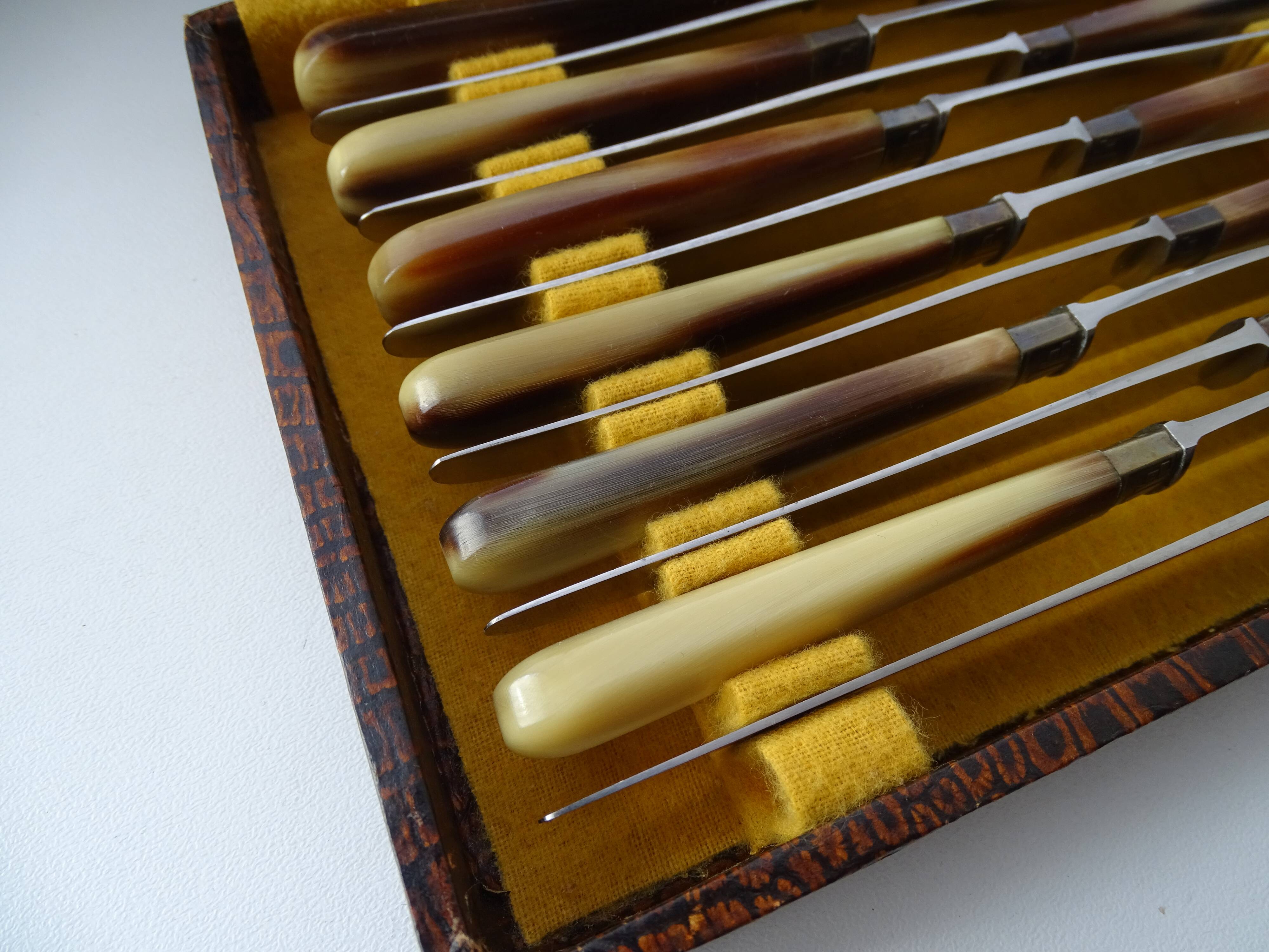 12 Art Deco cheese knives horn and stainless steel handles in case