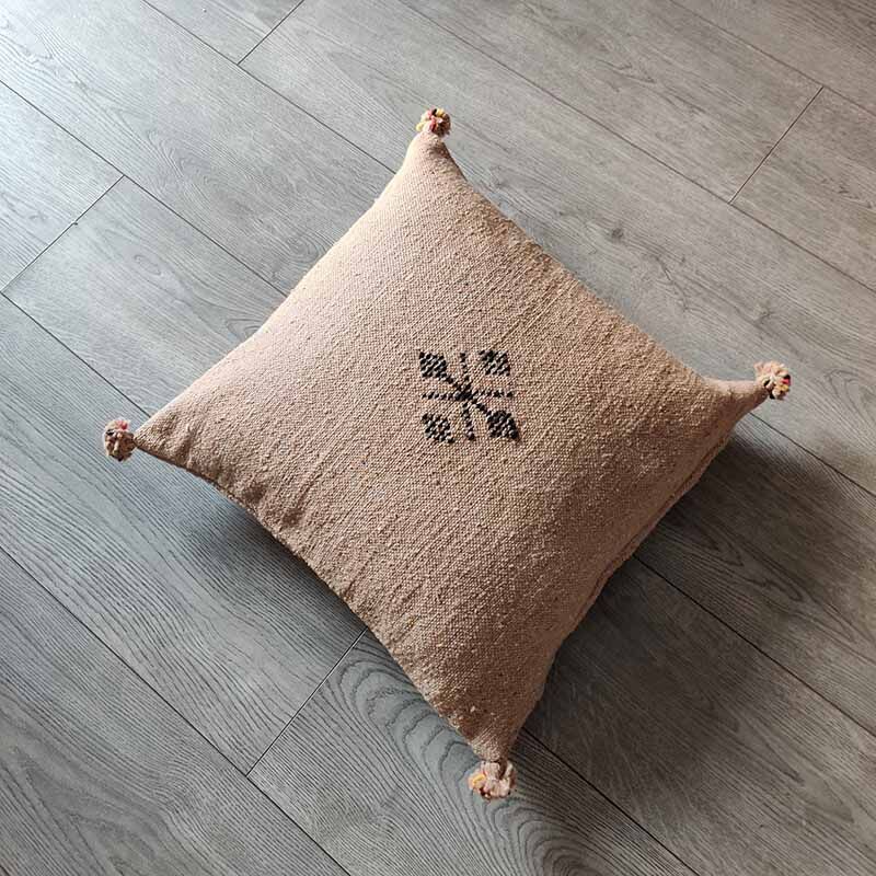 Coussin marocain beige à pompon en coton