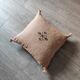 Coussin marocain beige à pompon en coton