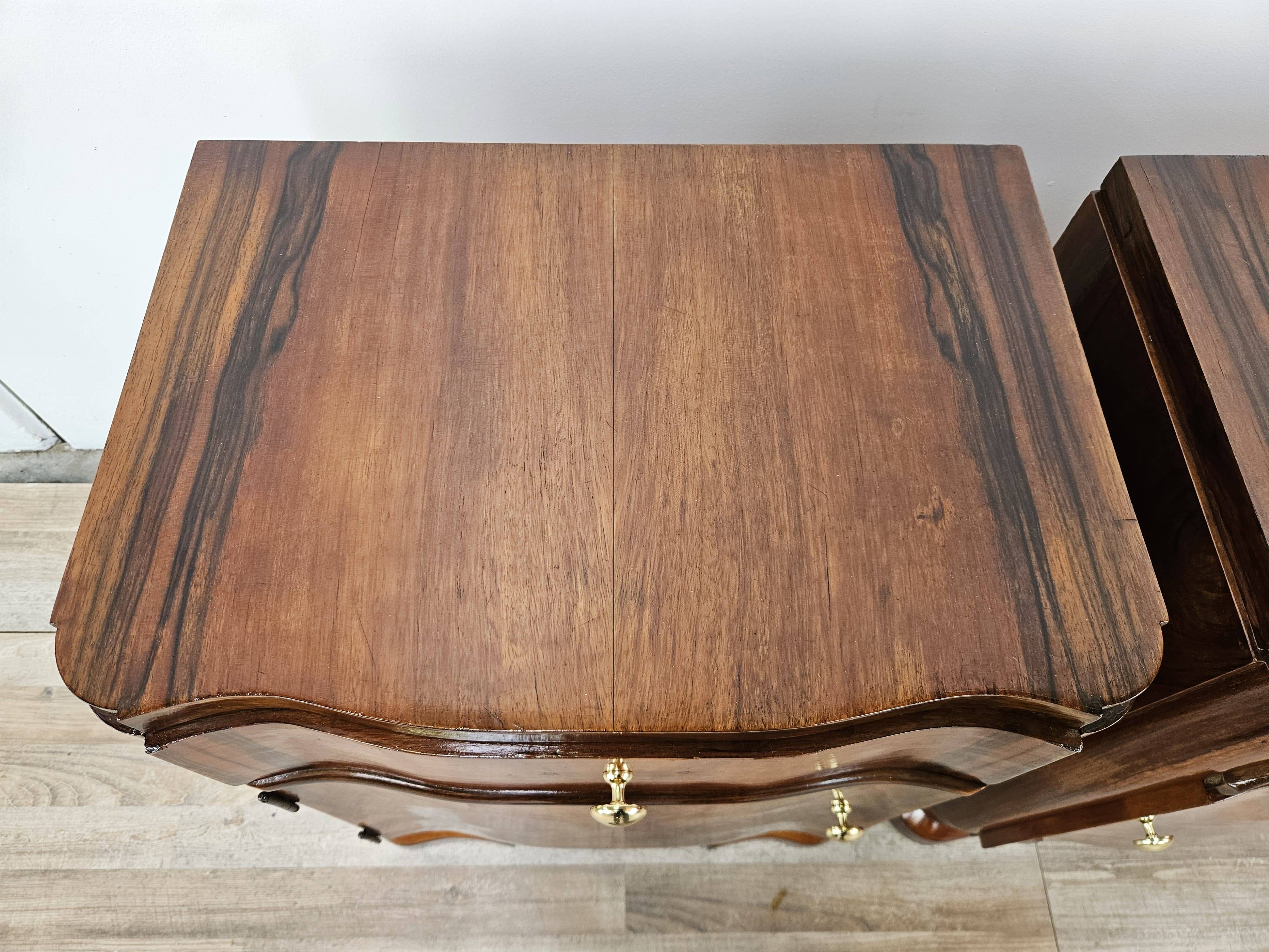 Art Decò bedside tables in walnut burl with brass knobs