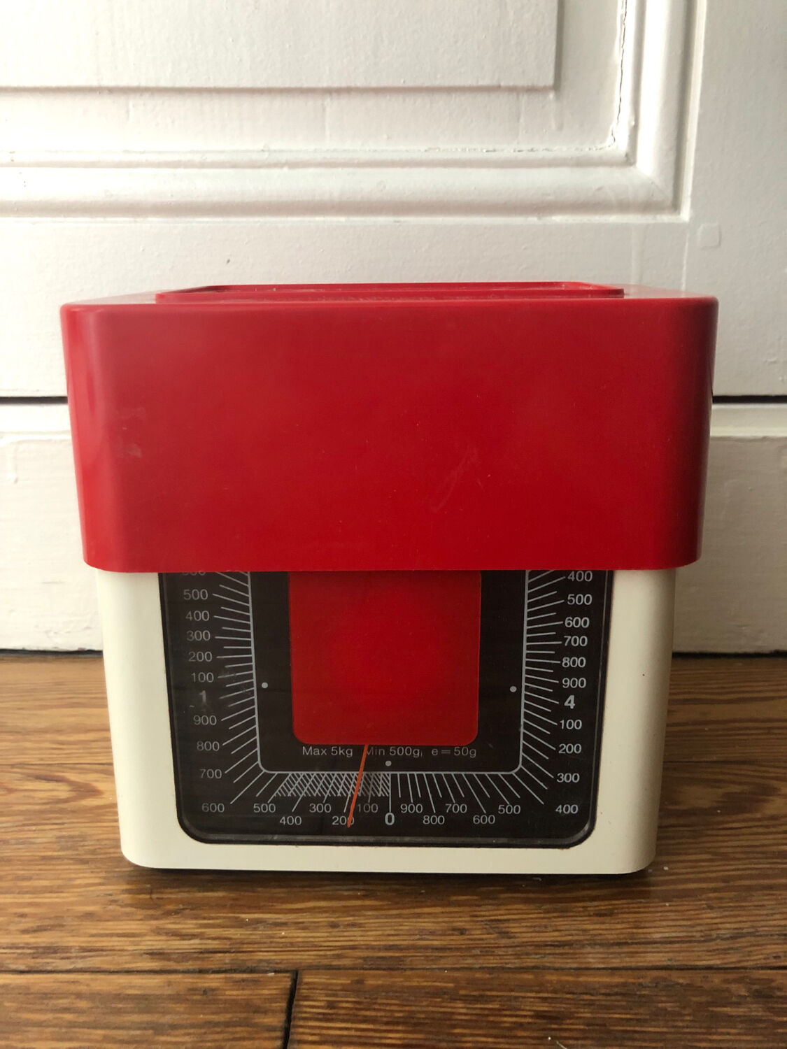 Red and white Tarraillon scale