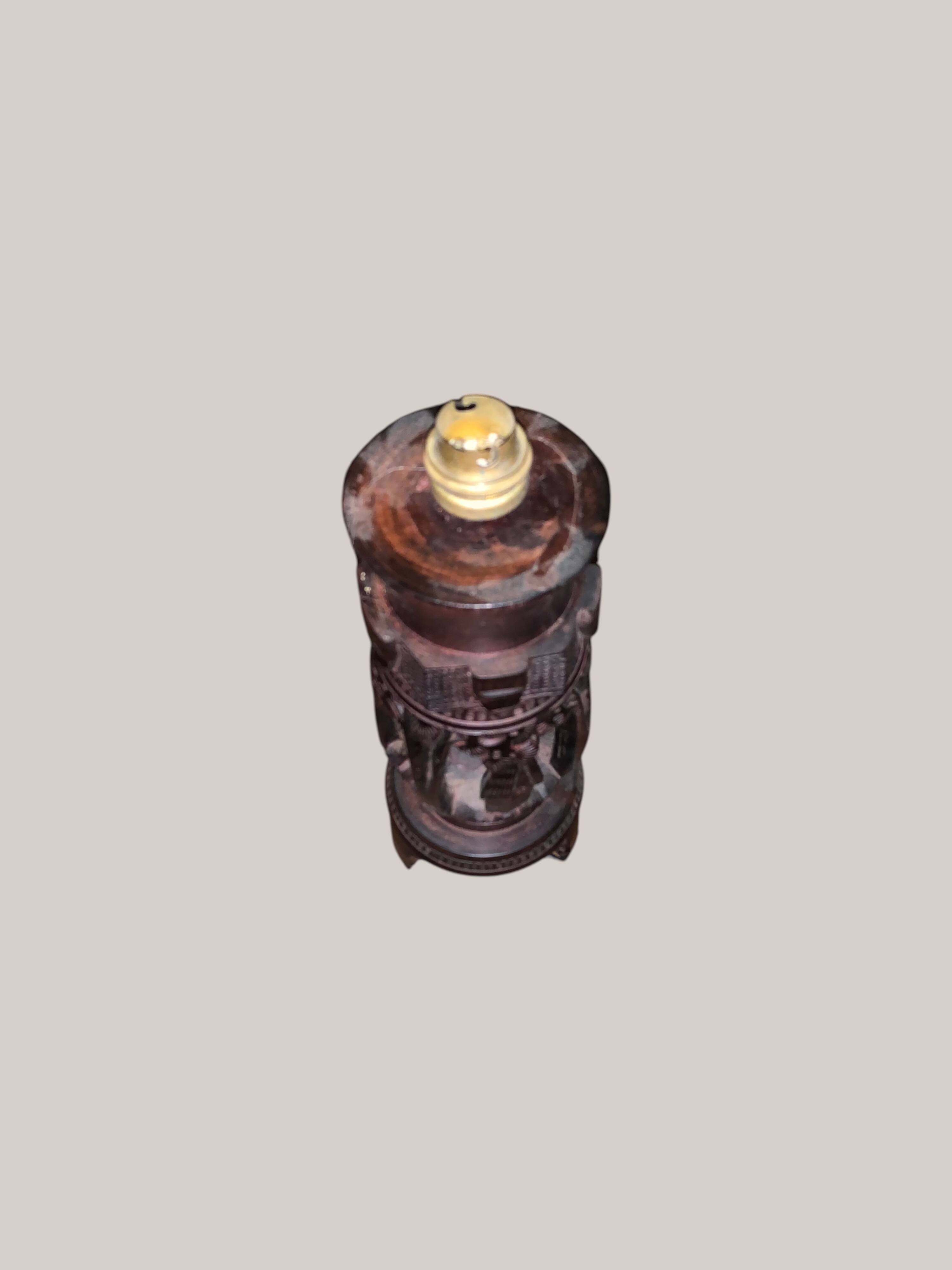 Lampe en bois sculpté malgache