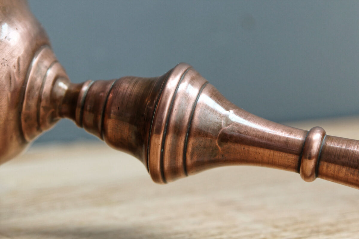 Paire de bougeoirs anciens, en cuivre