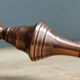 Paire de bougeoirs anciens, en cuivre