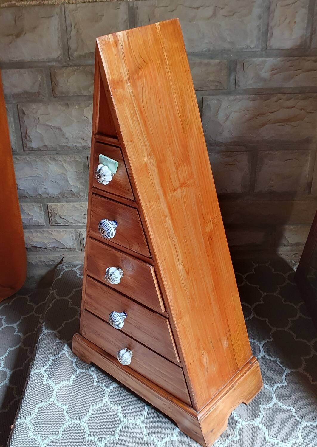 Pyramid-shaped chest of drawers