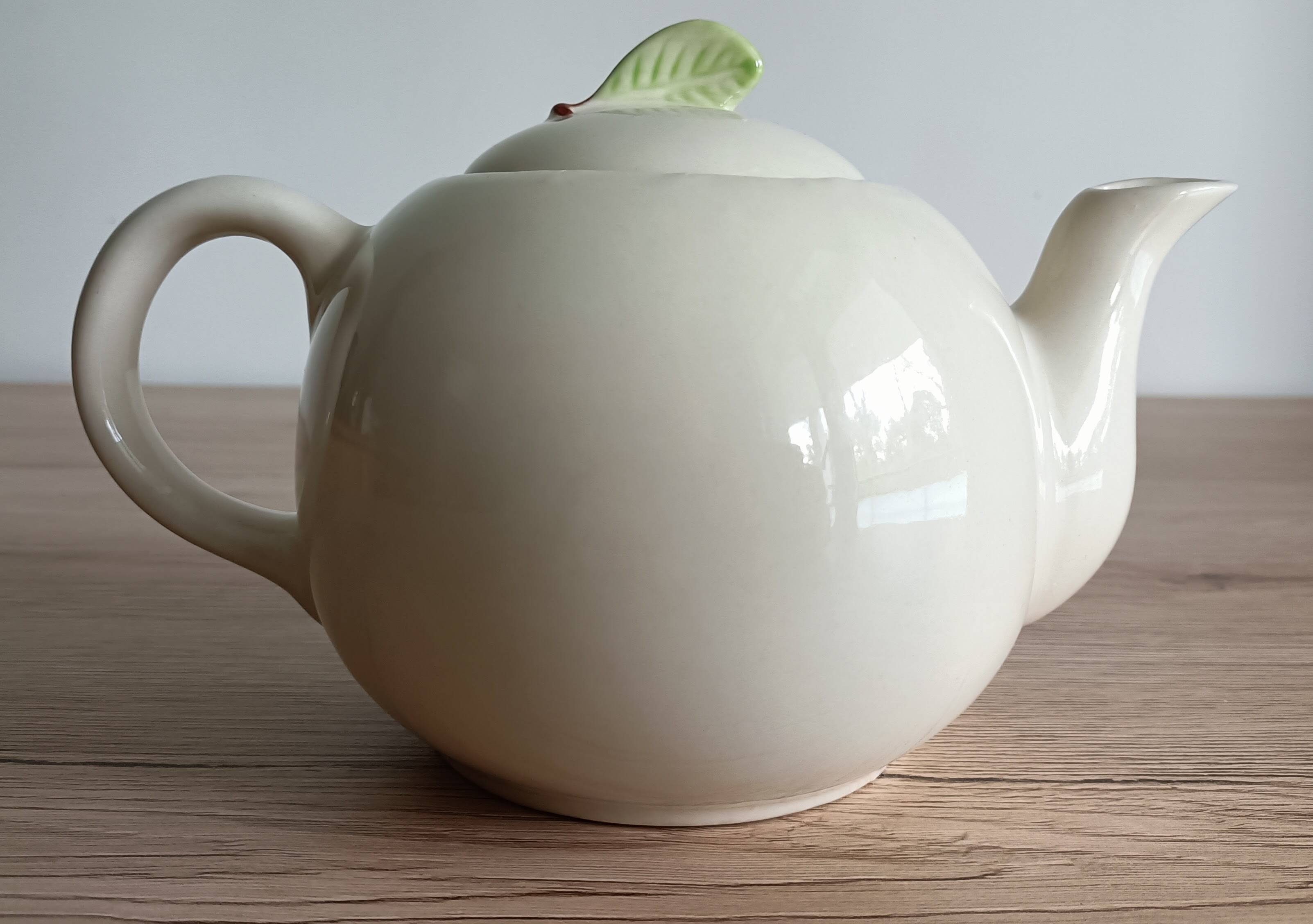 Slush teapot with embossed fruit decoration