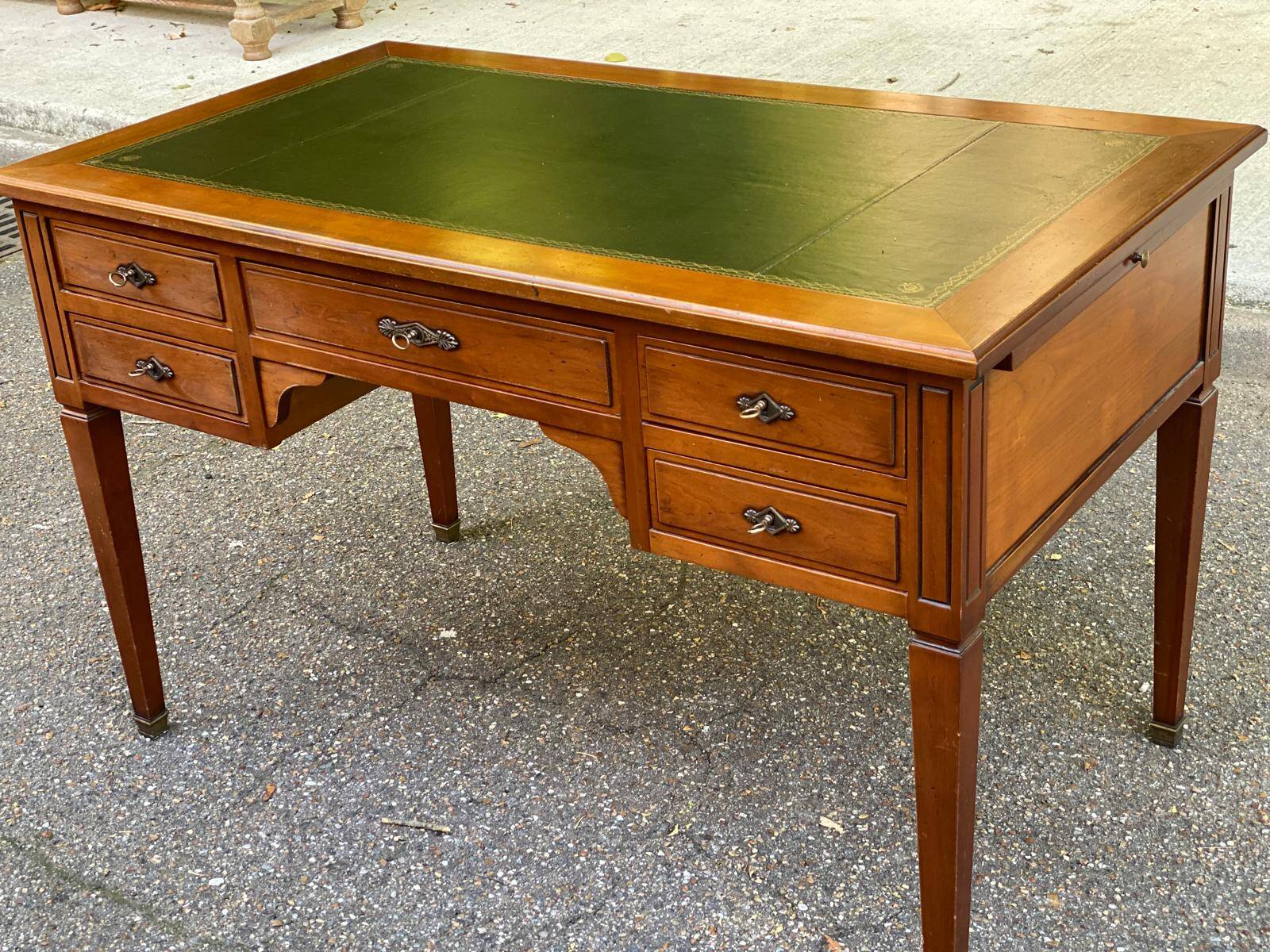 Bureau en bois massif et cuir vert extensible Louis XVI début 20ème