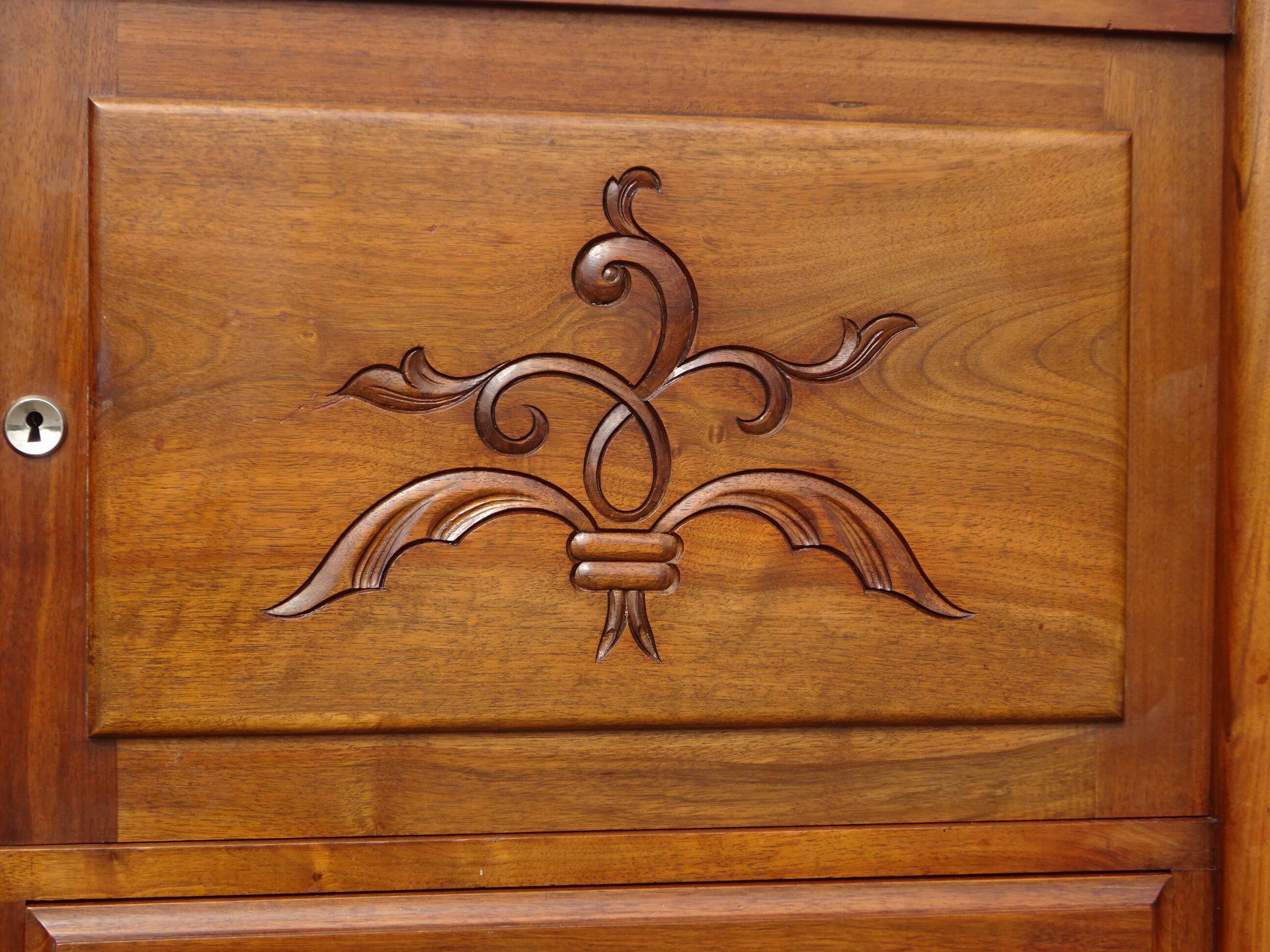 Large buffet en noyer massif, dessus en marbre noir
