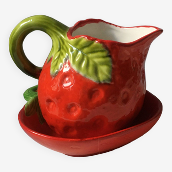 Pichet en forme de fraise avec un plat